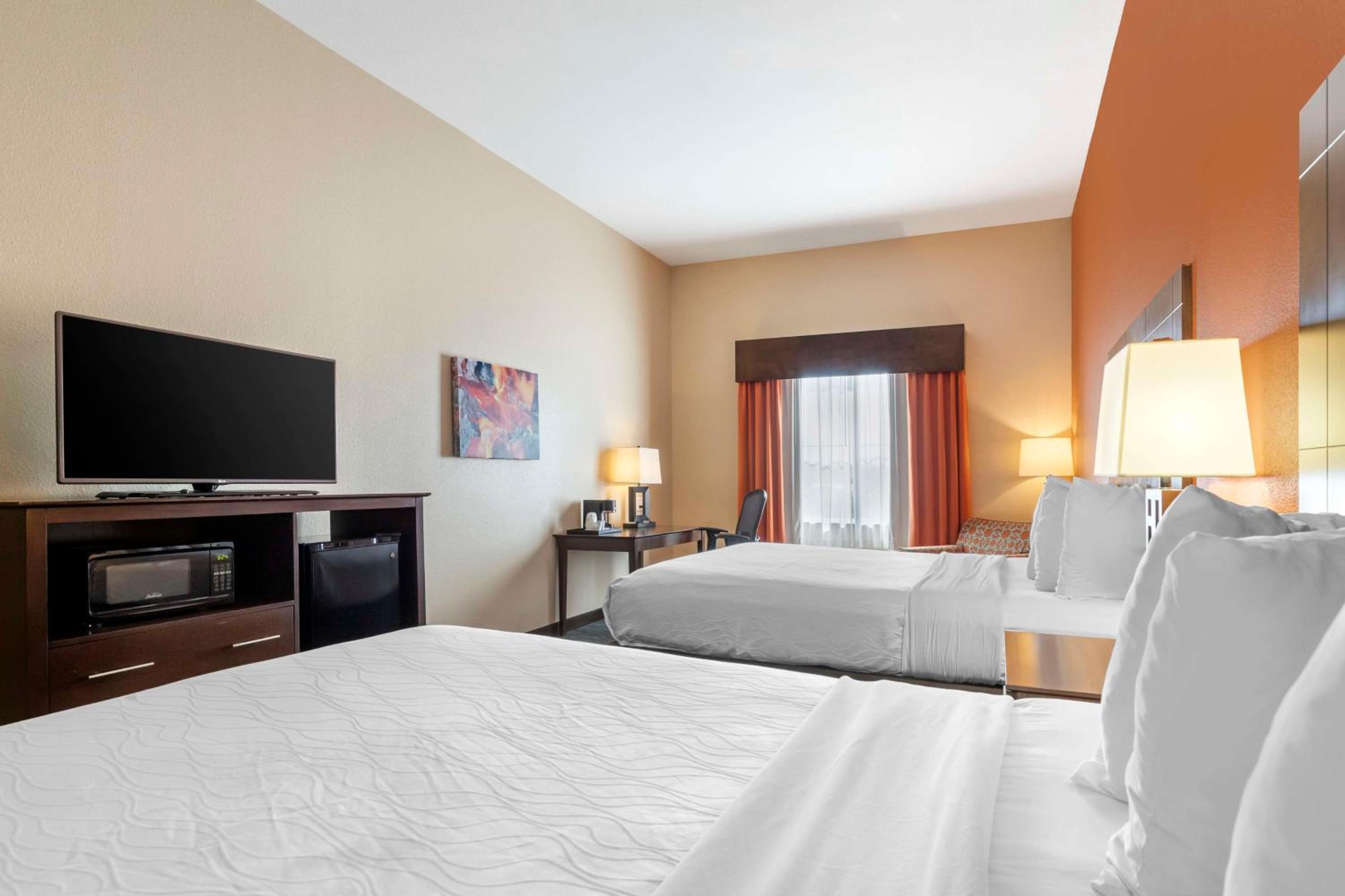 Queen Room with Two Queen Beds and Bath Tub - Disability Access/Non-Smoking  photo 2