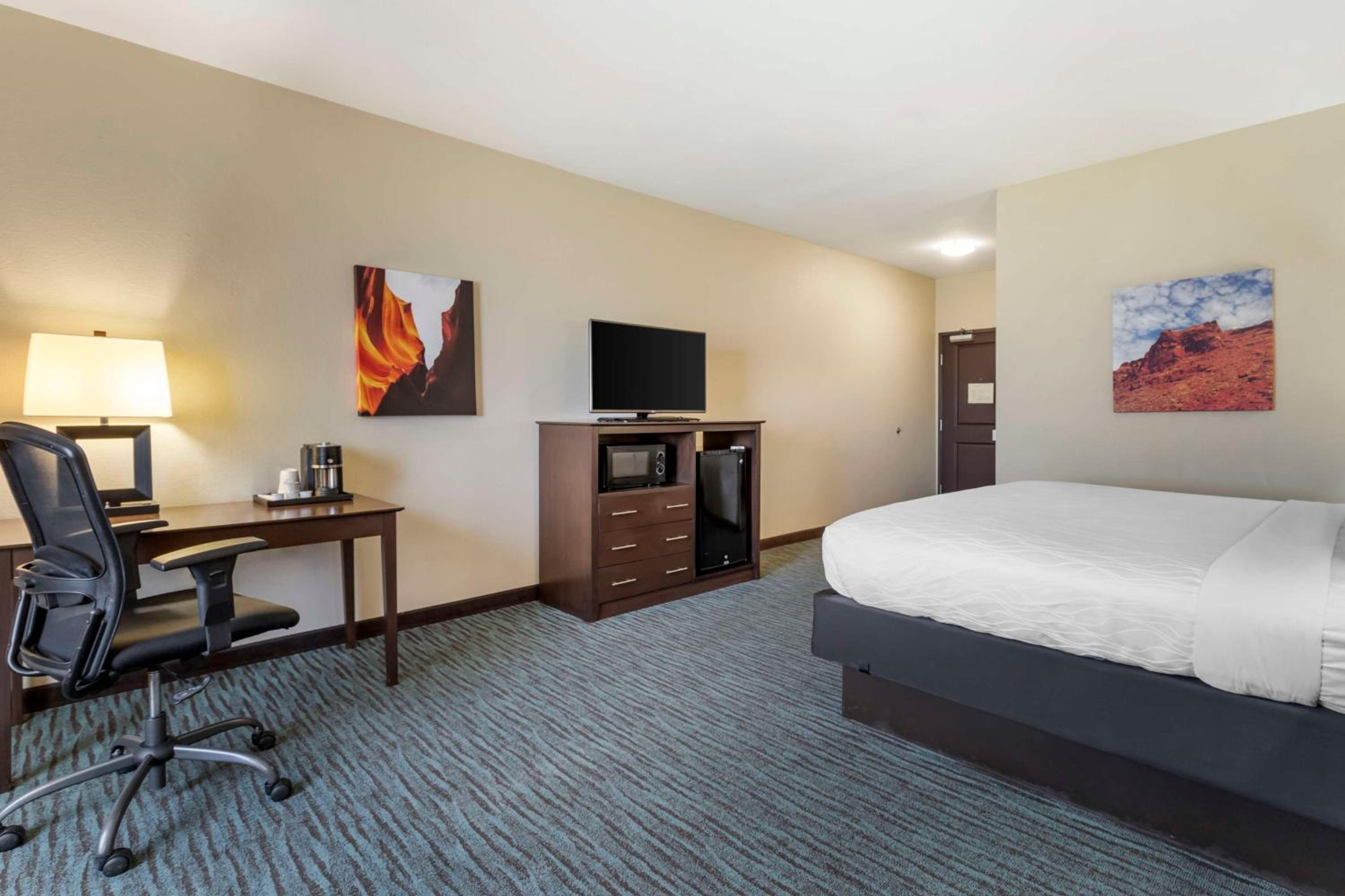 King Room - Non-Smoking photo 2