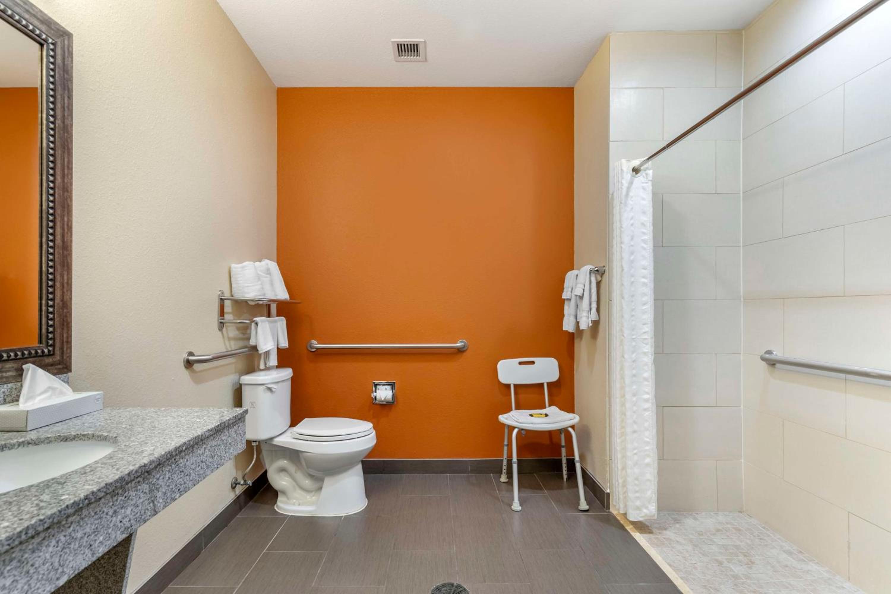King Room with Roll-in Shower - Disability Access/Non-Smoking photo 2