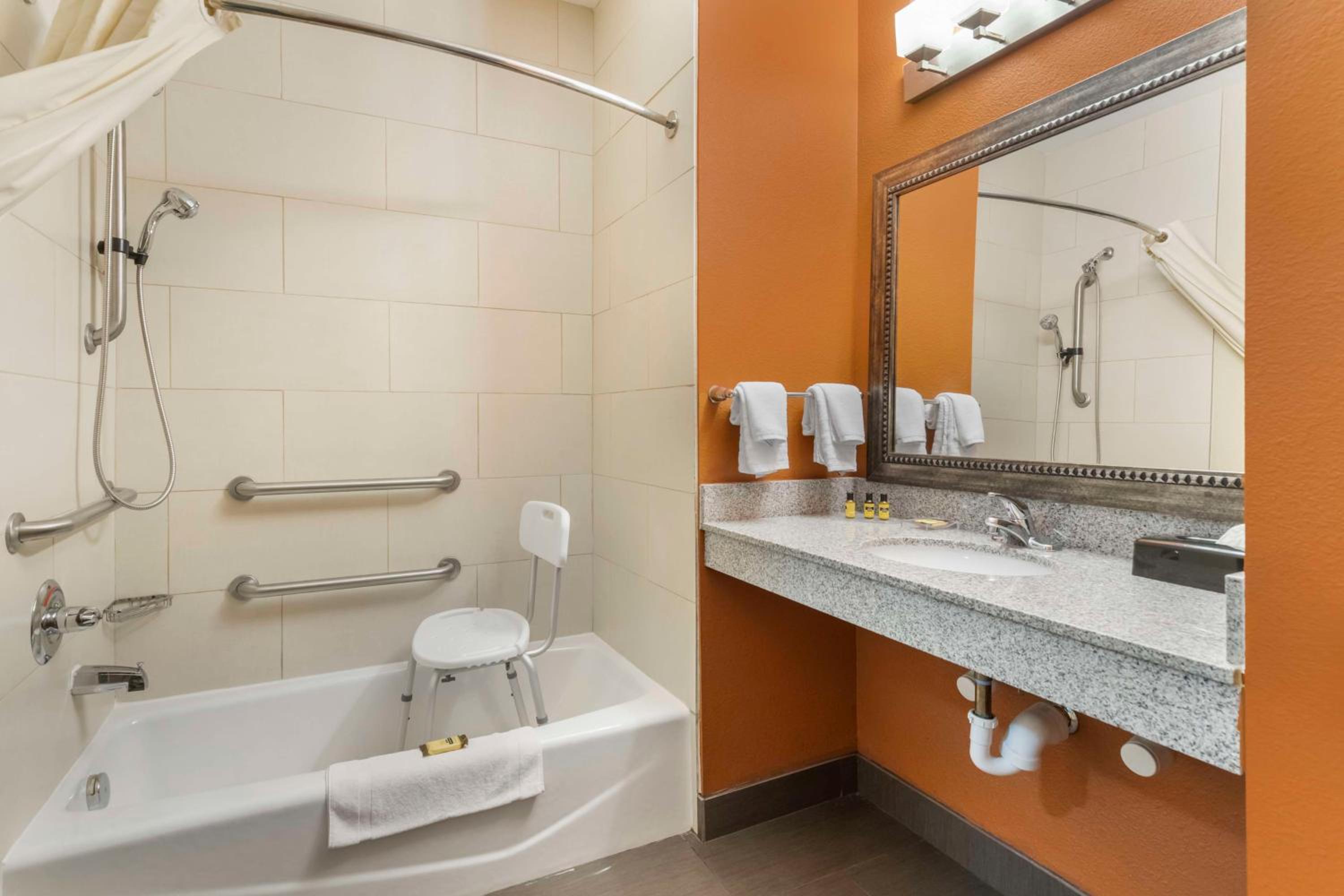 King Room with Bath Tub - Disability Access/Non-Smoking  photo 3