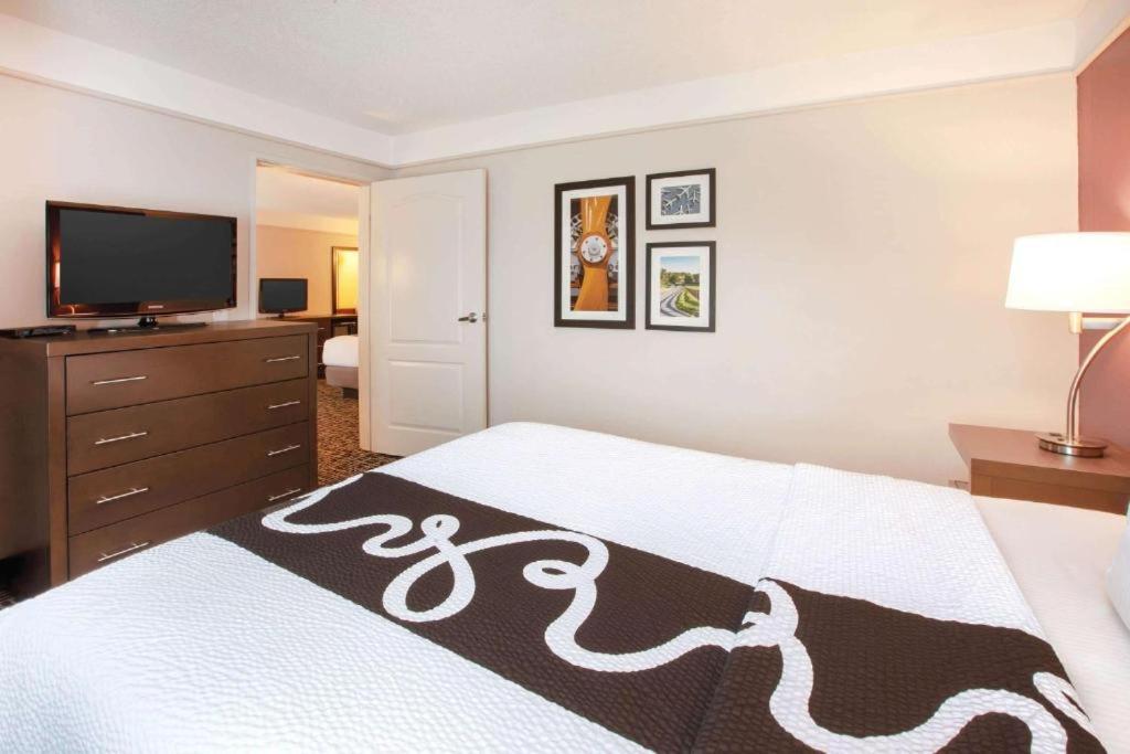 Two-Bedroom Deluxe Executive Queen Suite - Non-Smoking
 - Photo 2