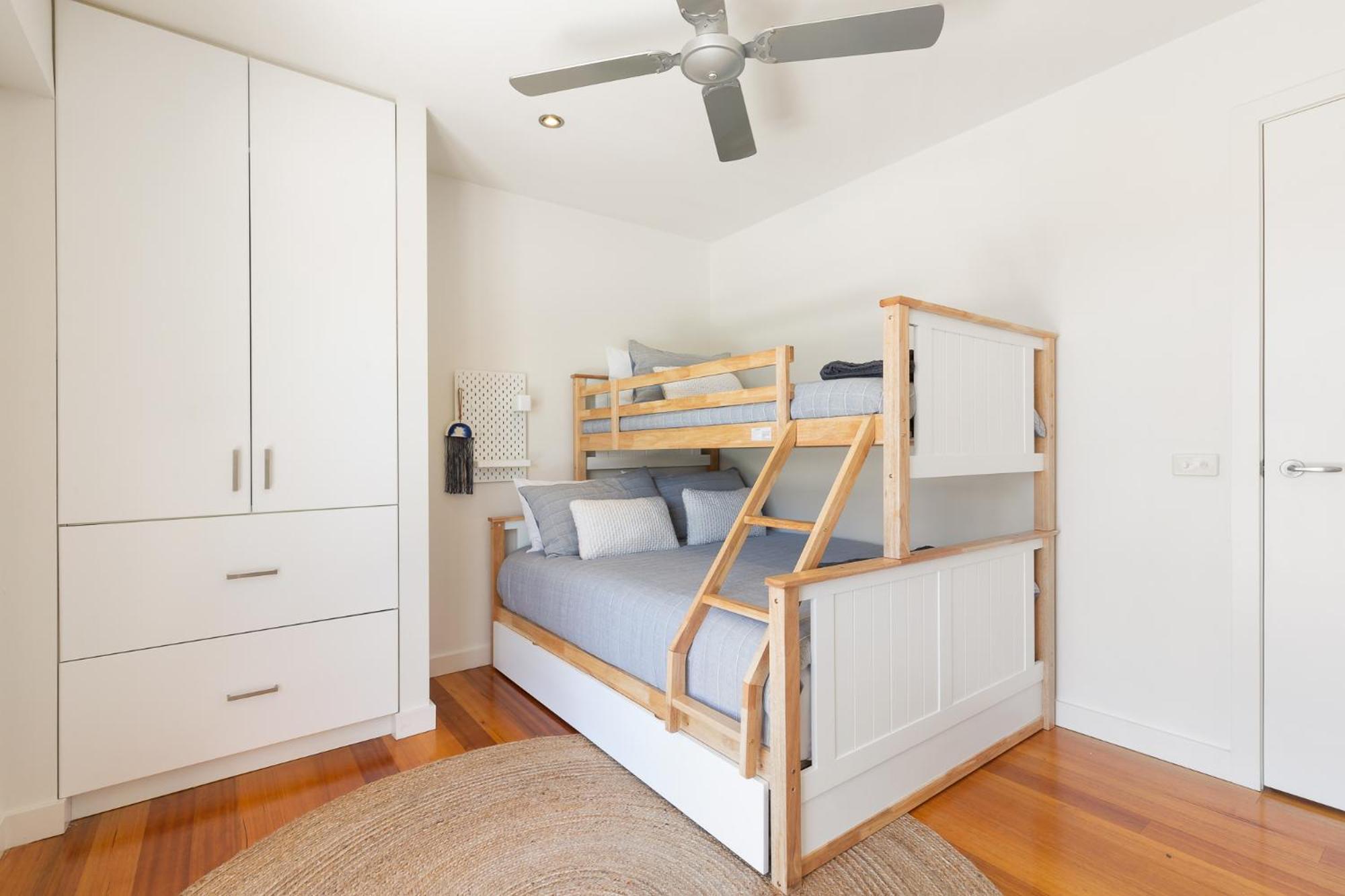 Five-Bedroom House photo 1