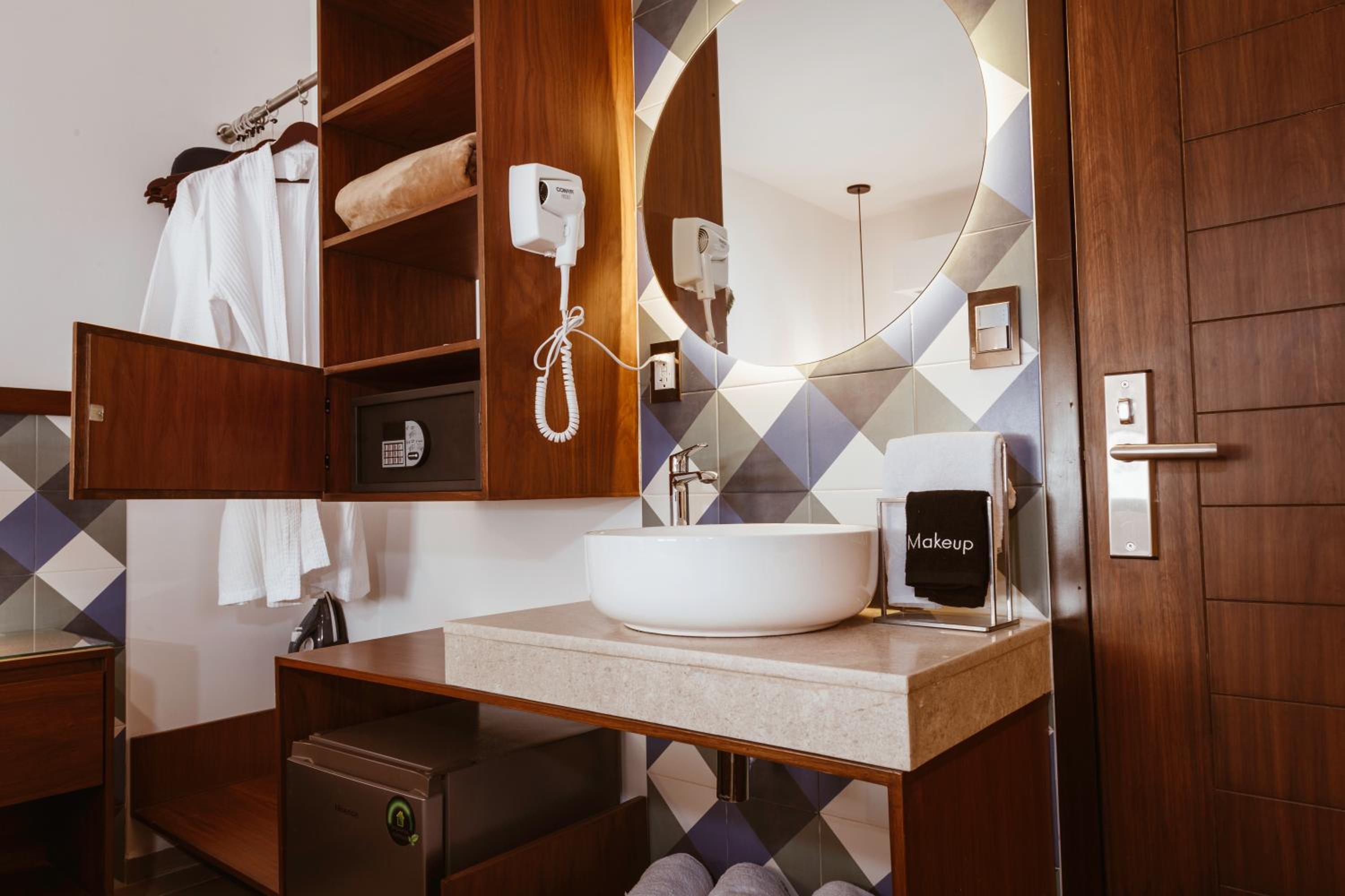 Standard Queen Room - Photo 14