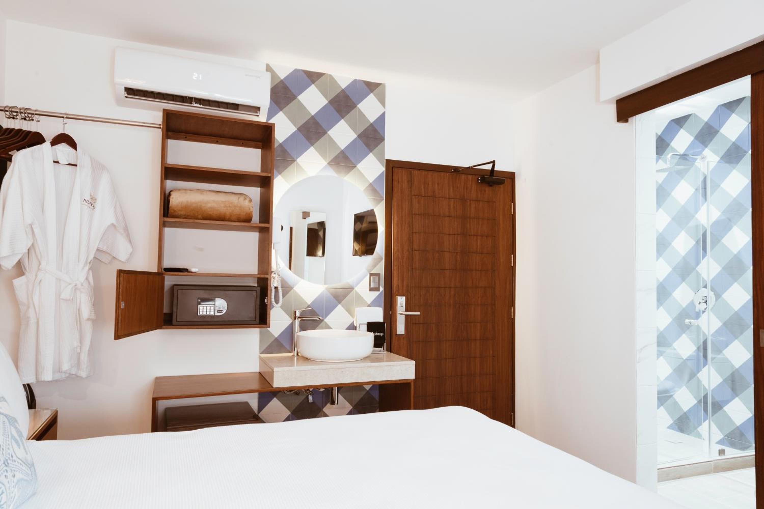 Standard Queen Room - Photo 6