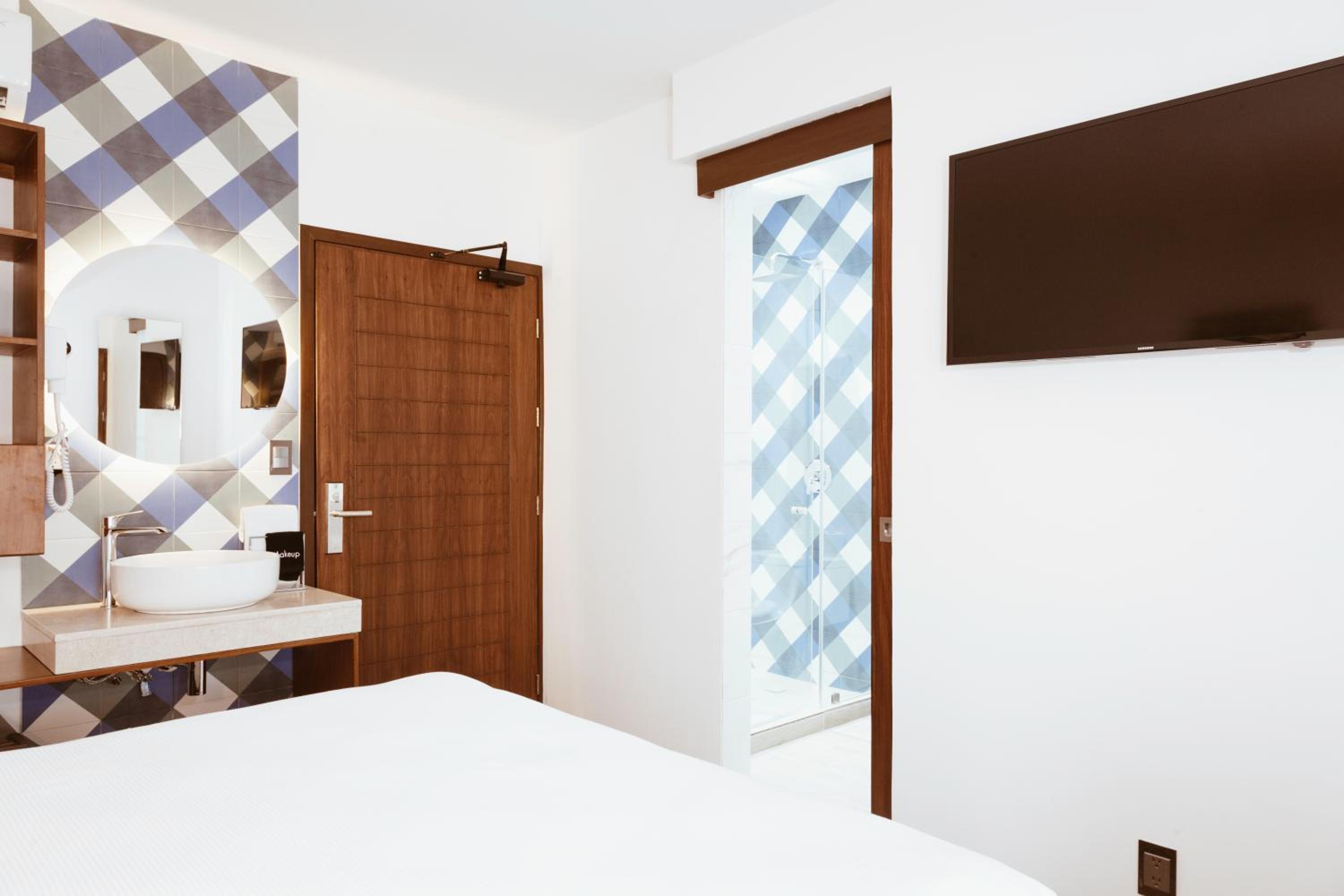 Standard Queen Room - Photo 1
