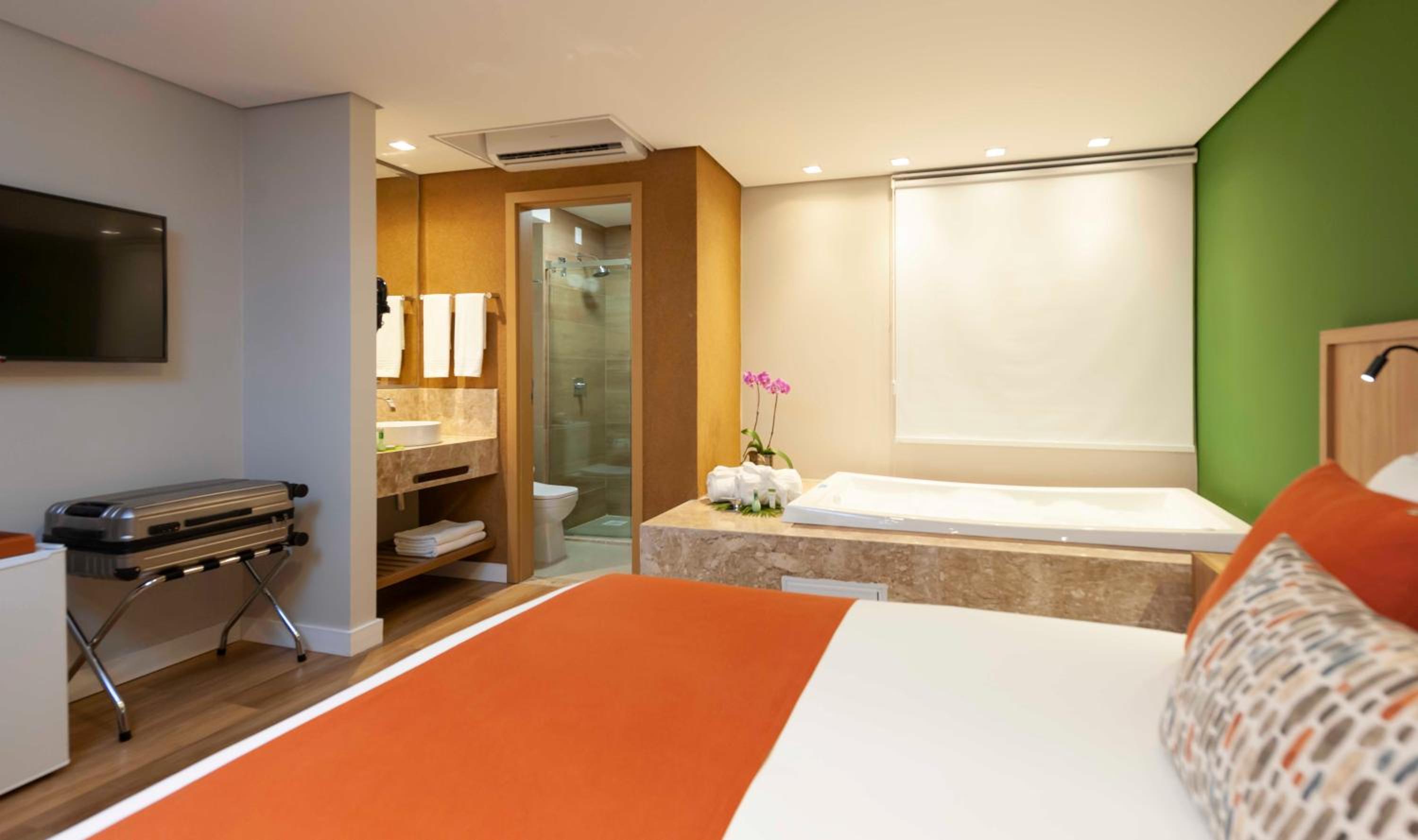 Luxury Room with Hot Tub photo 3