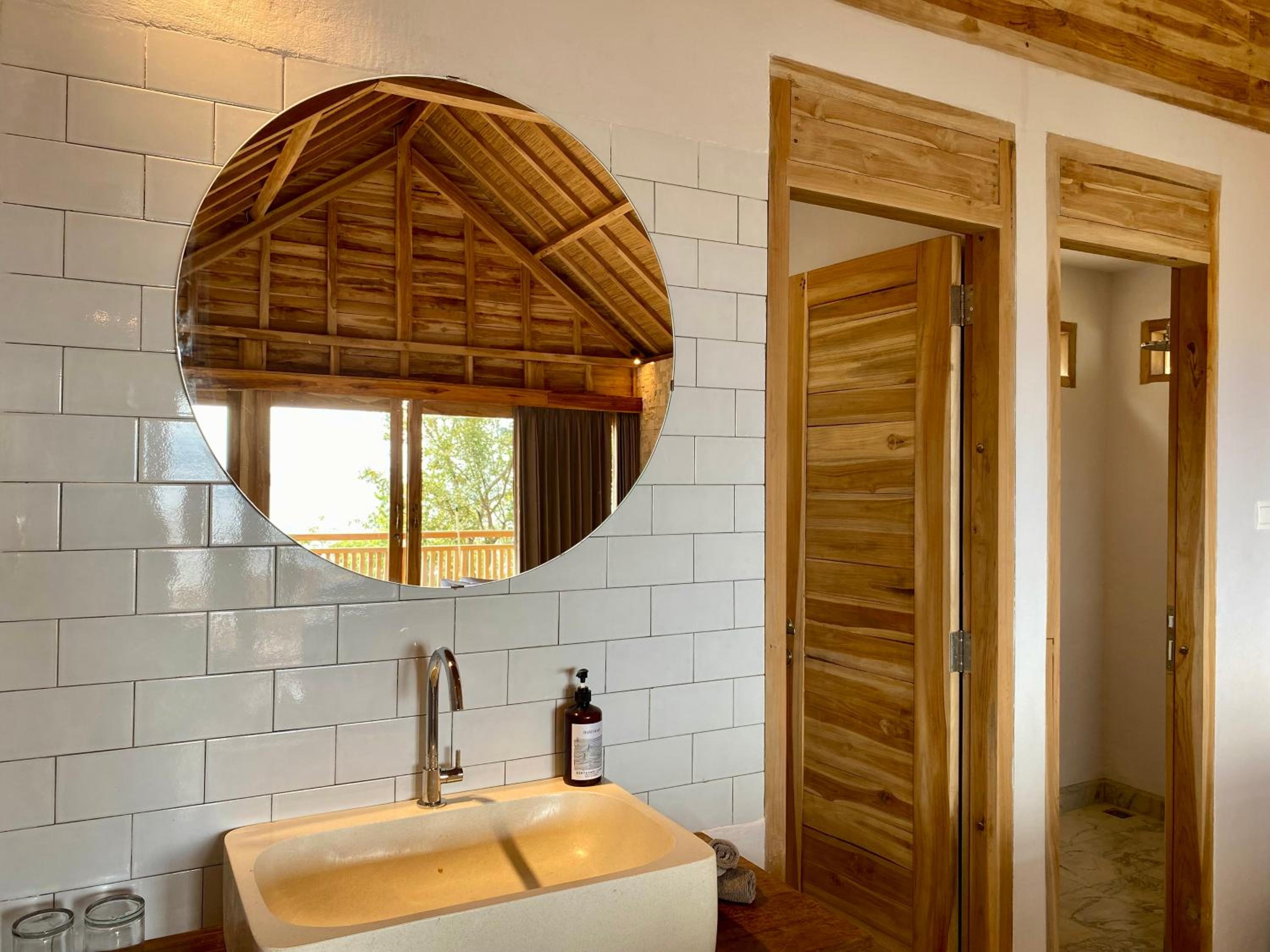 Deluxe Double Room with Bath - Photo 8