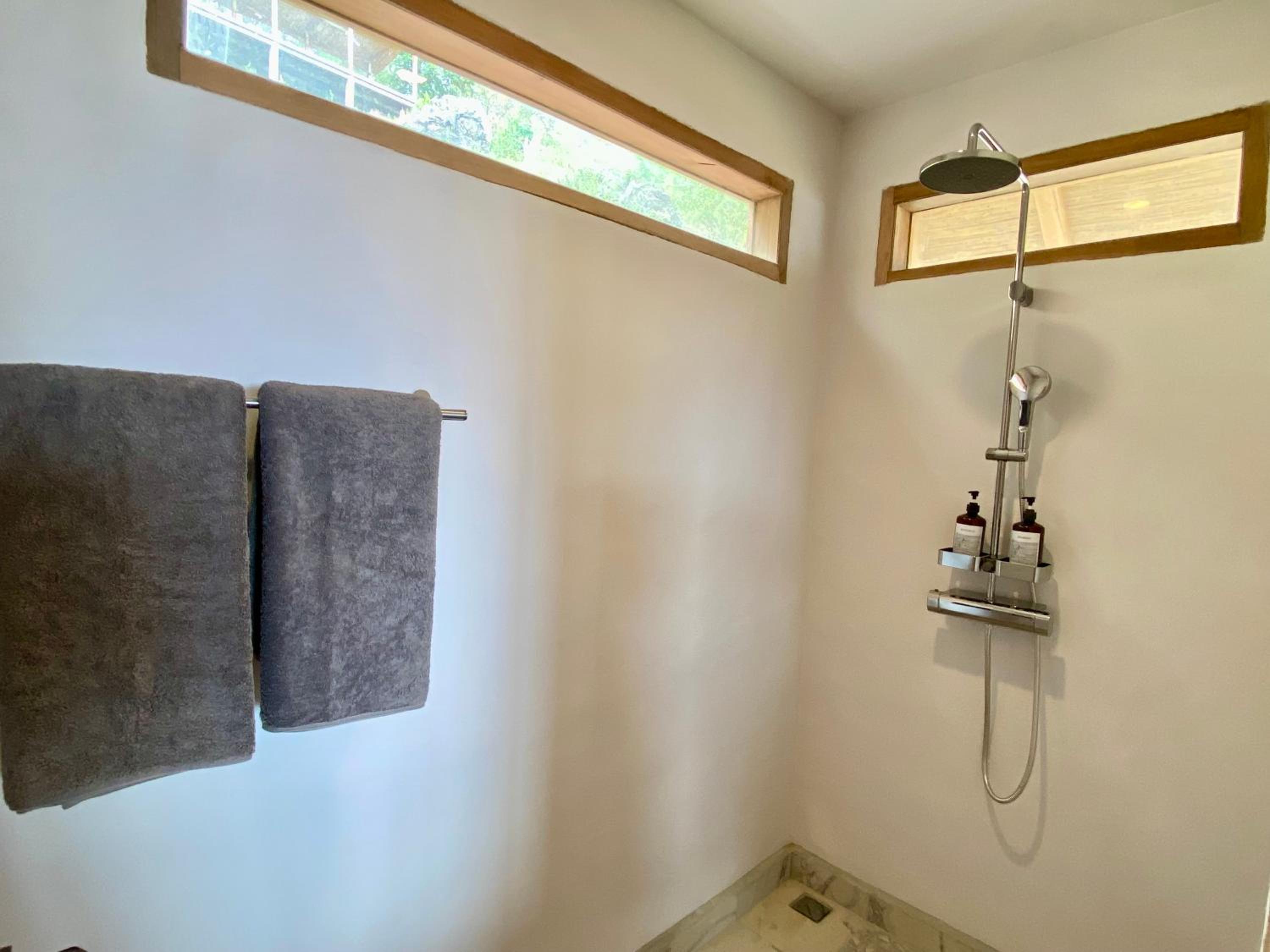 Deluxe Double Room with Bath - Photo 2