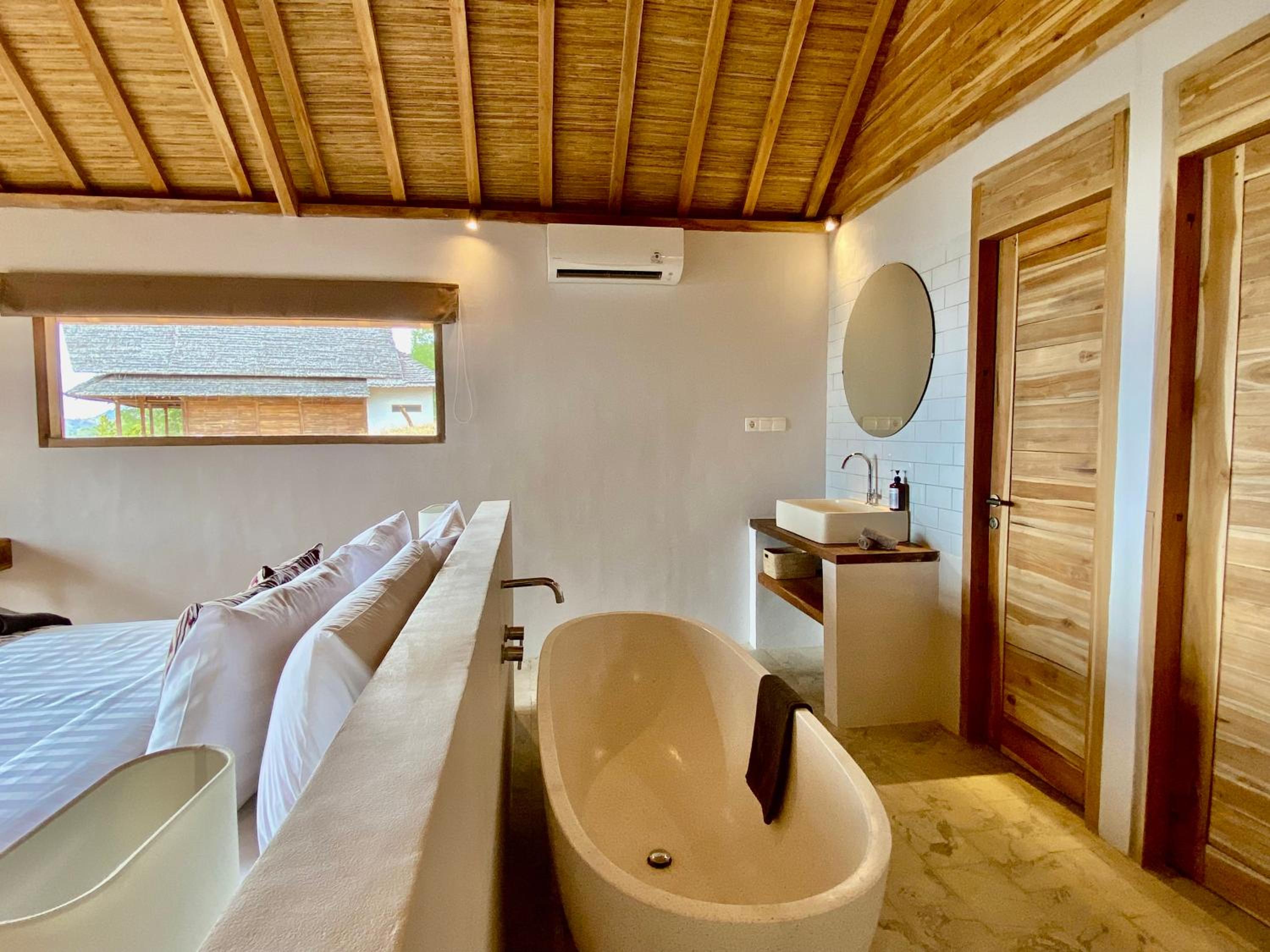 Deluxe Double Room with Bath - Photo 7