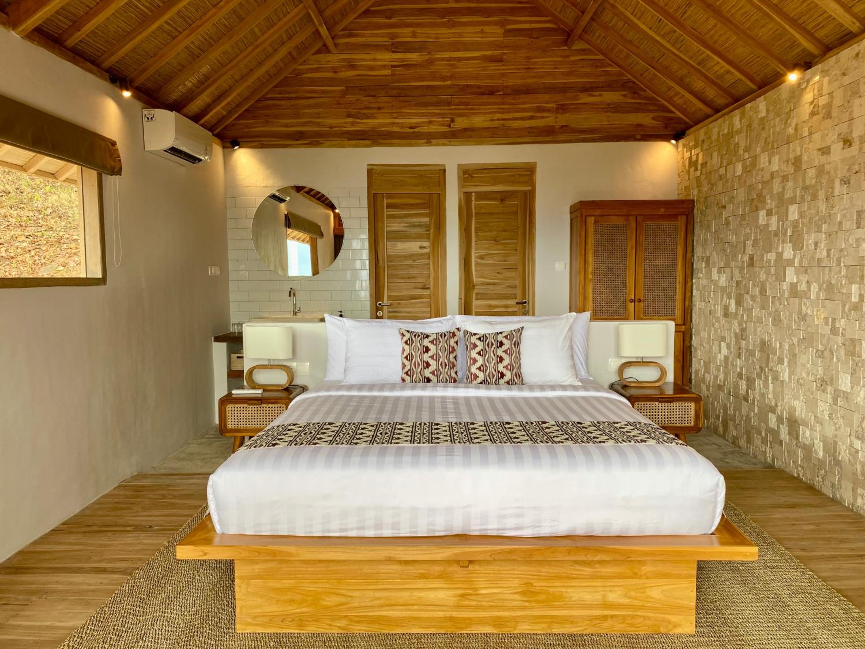 Deluxe Double Room with Bath - Photo 1