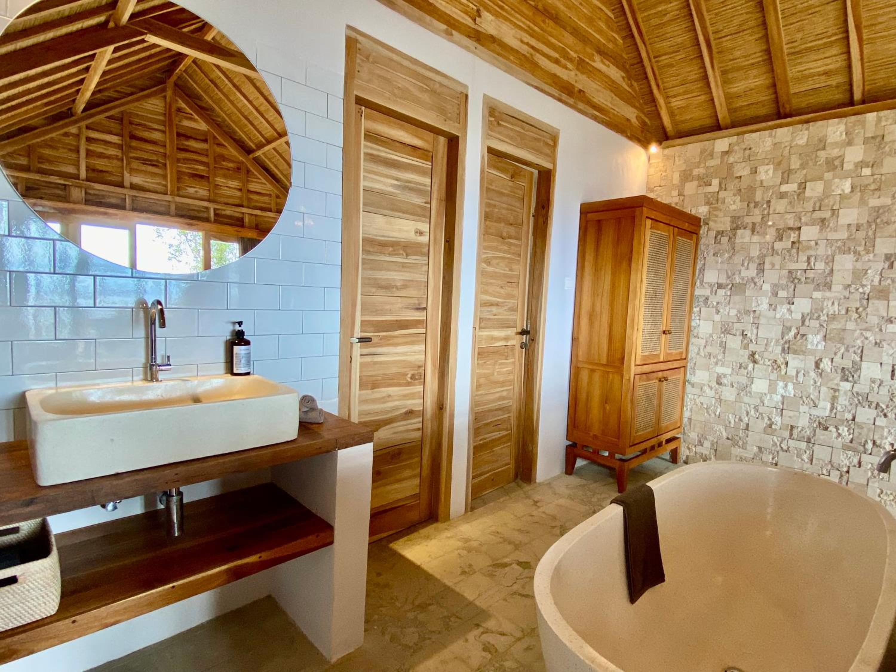 Deluxe Double Room with Bath - Photo 5