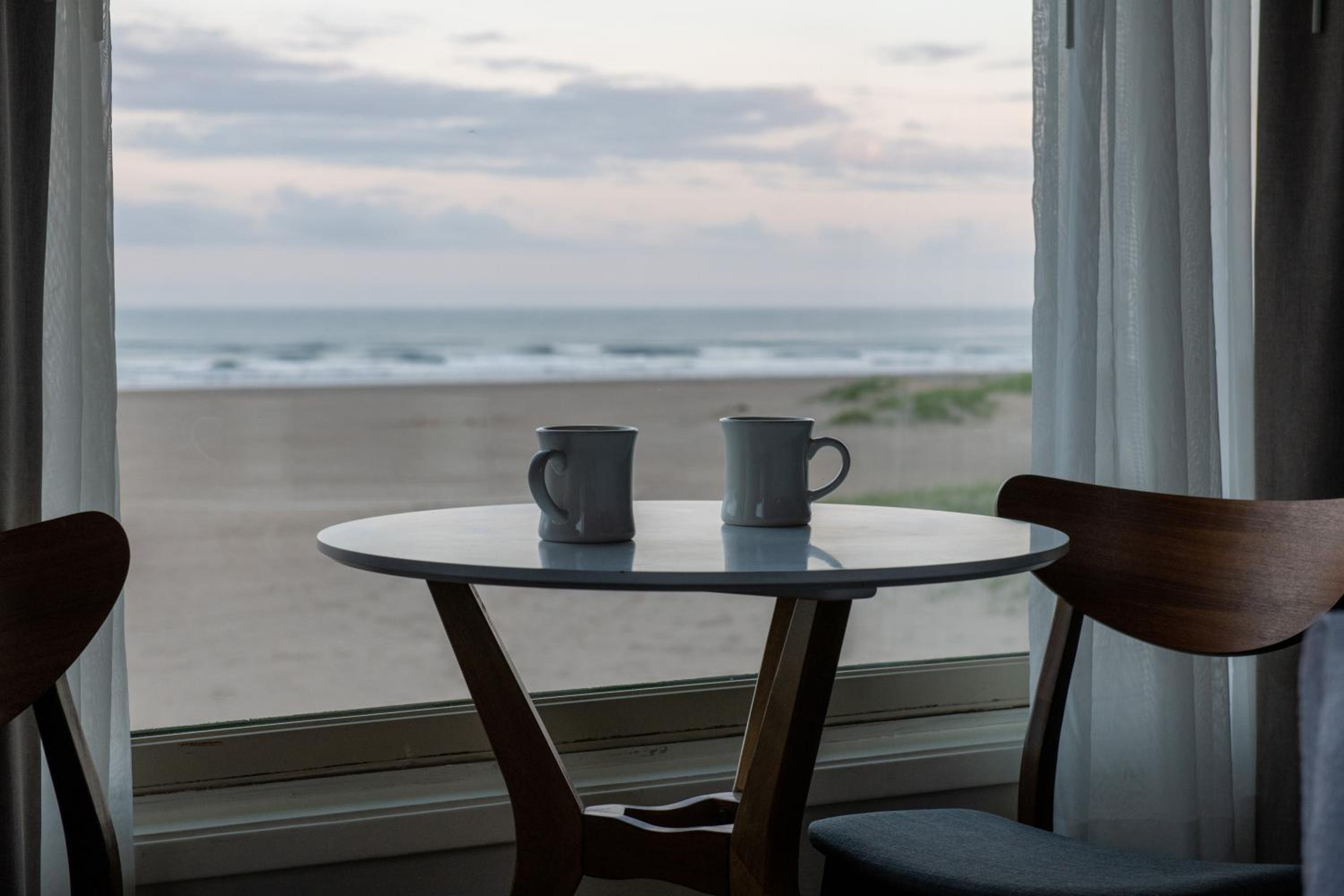 Premium Ocean Front Guestroom - Queen photo 3