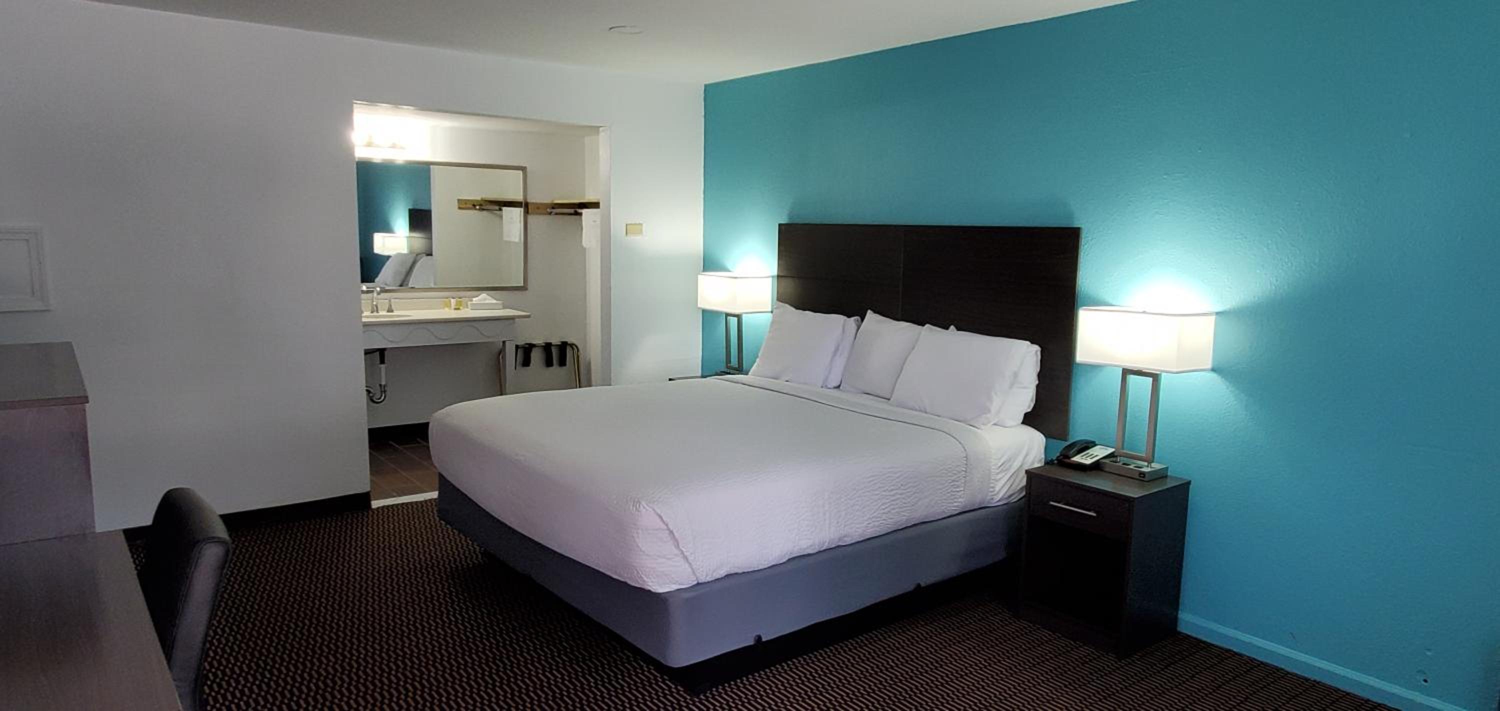 King Room - Non-Smoking - Photo 5