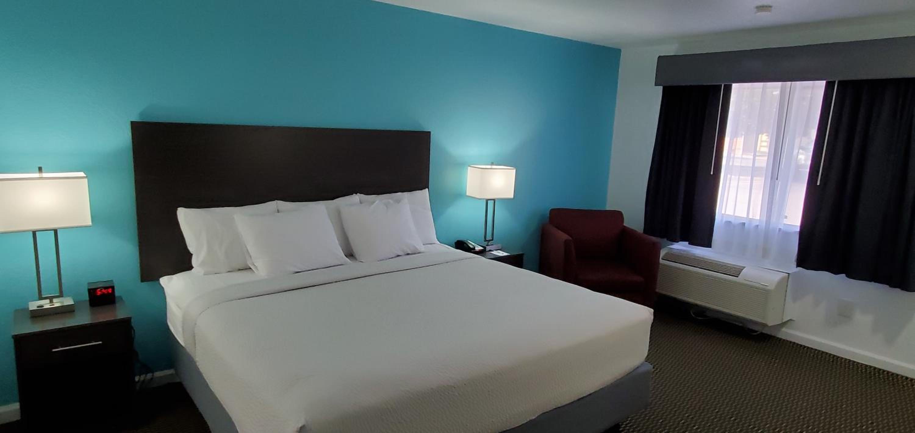King Room - Non-Smoking - Photo 3
