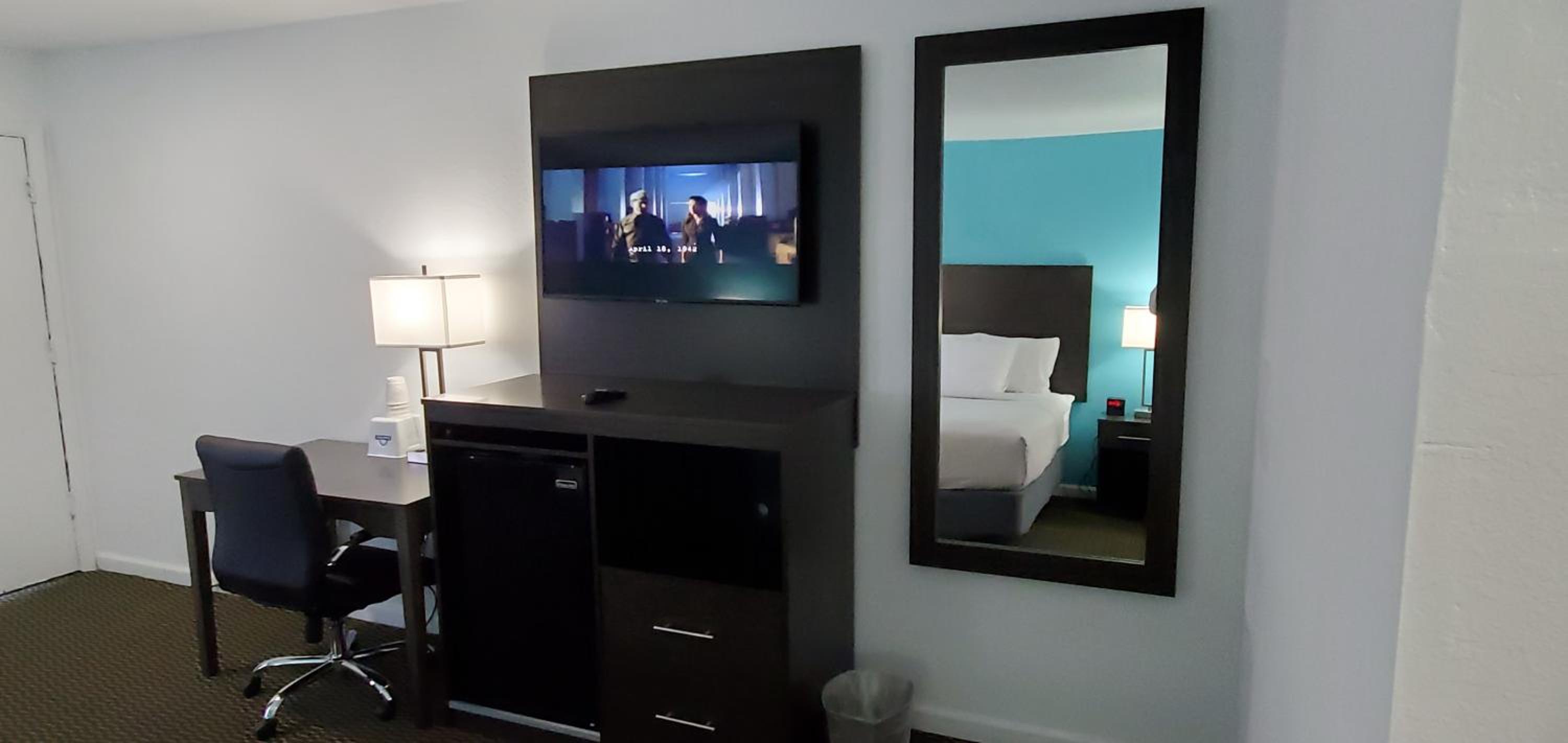 King Room - Non-Smoking - Photo 4