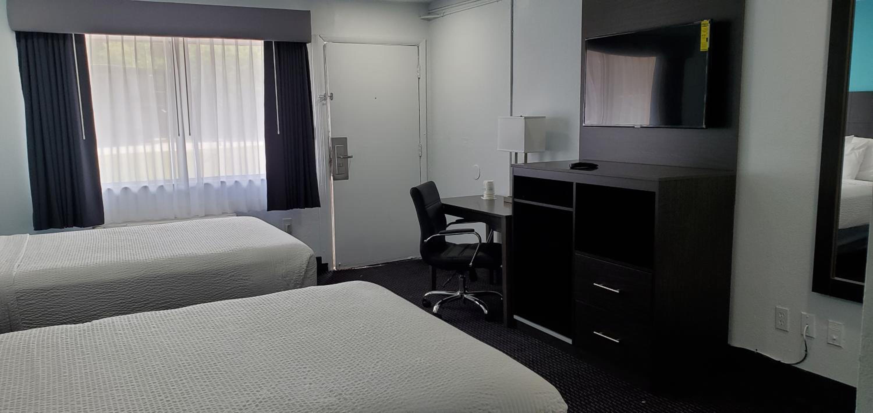 Double Room with Two Double Beds - Pet Friendly/Non-Smoking - Photo 3