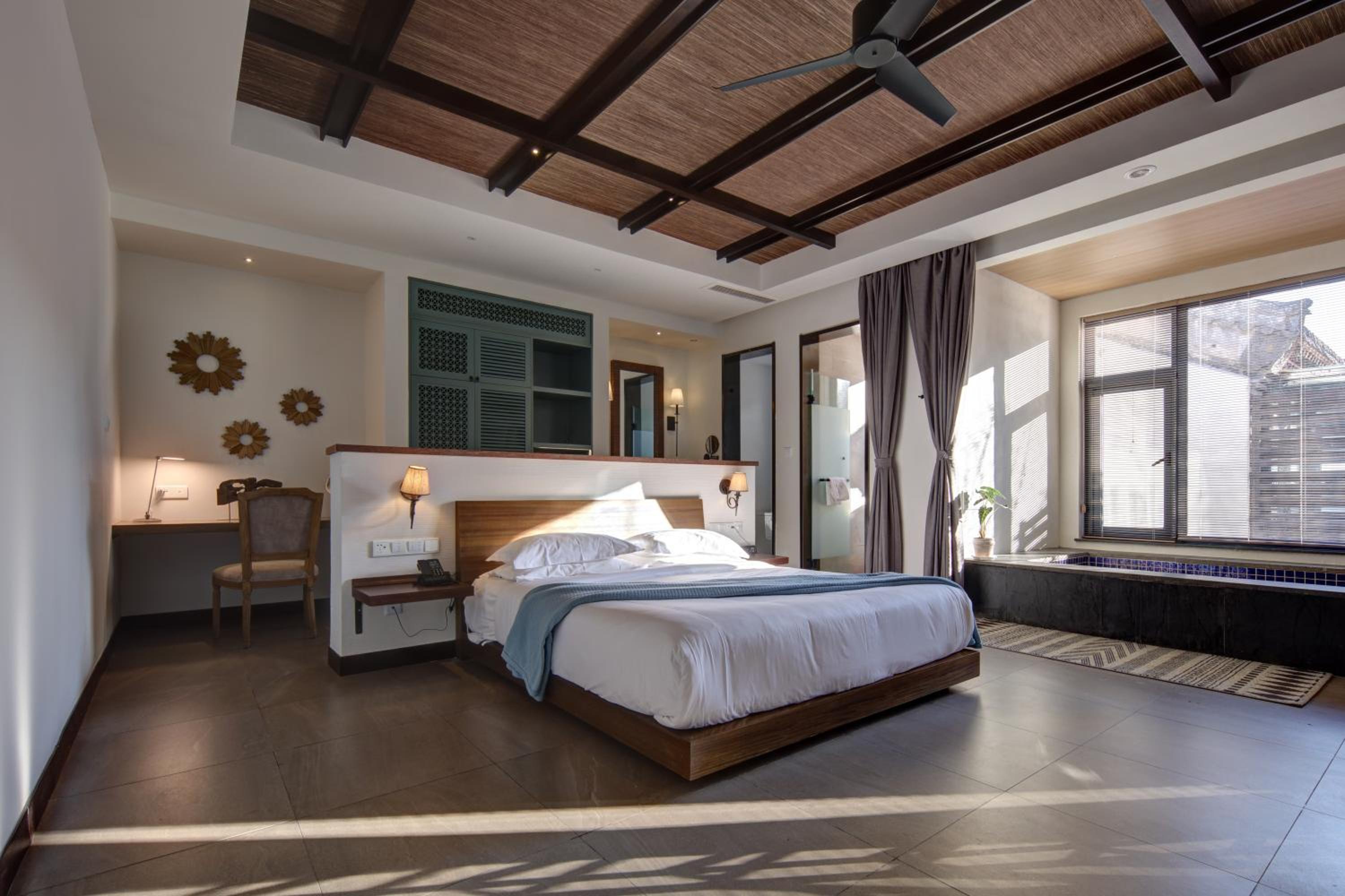 Queen Suite with Spa Bath