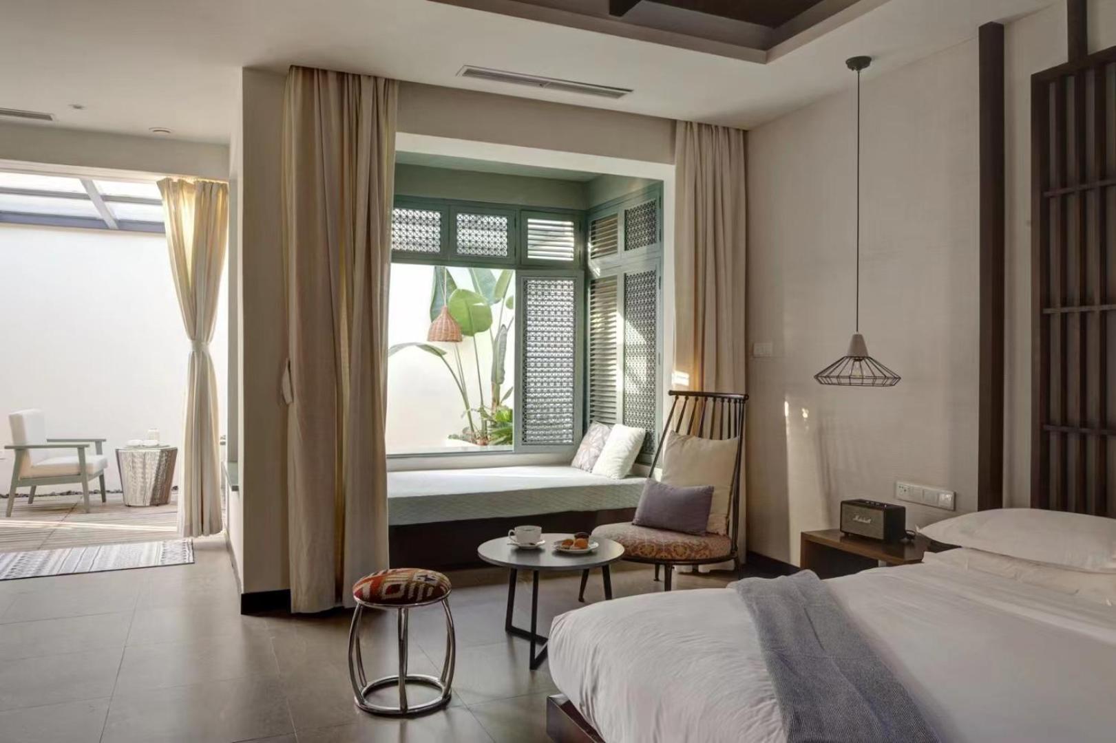 Queen Suite with Spa Bath