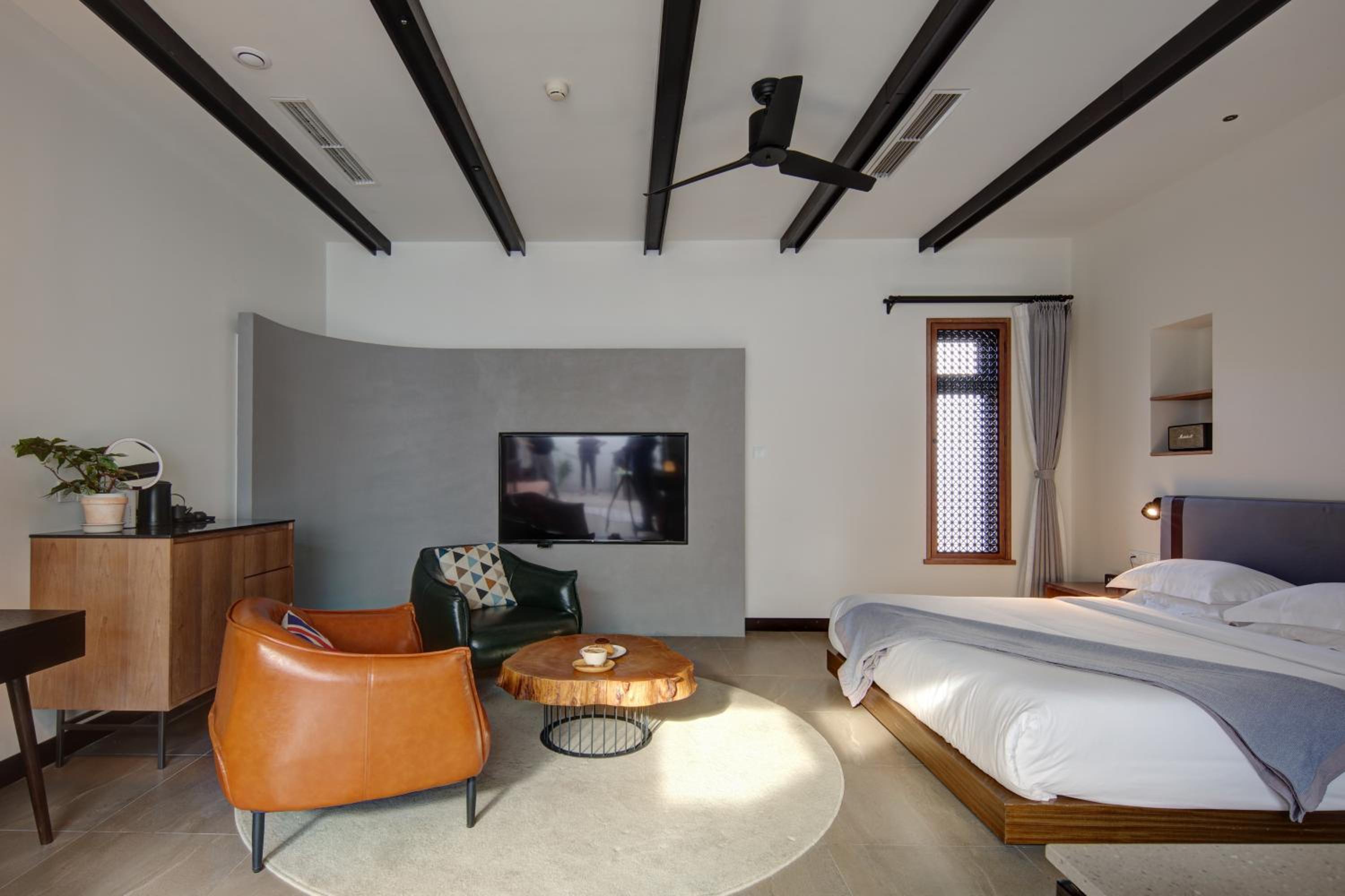 Queen Suite with Spa Bath