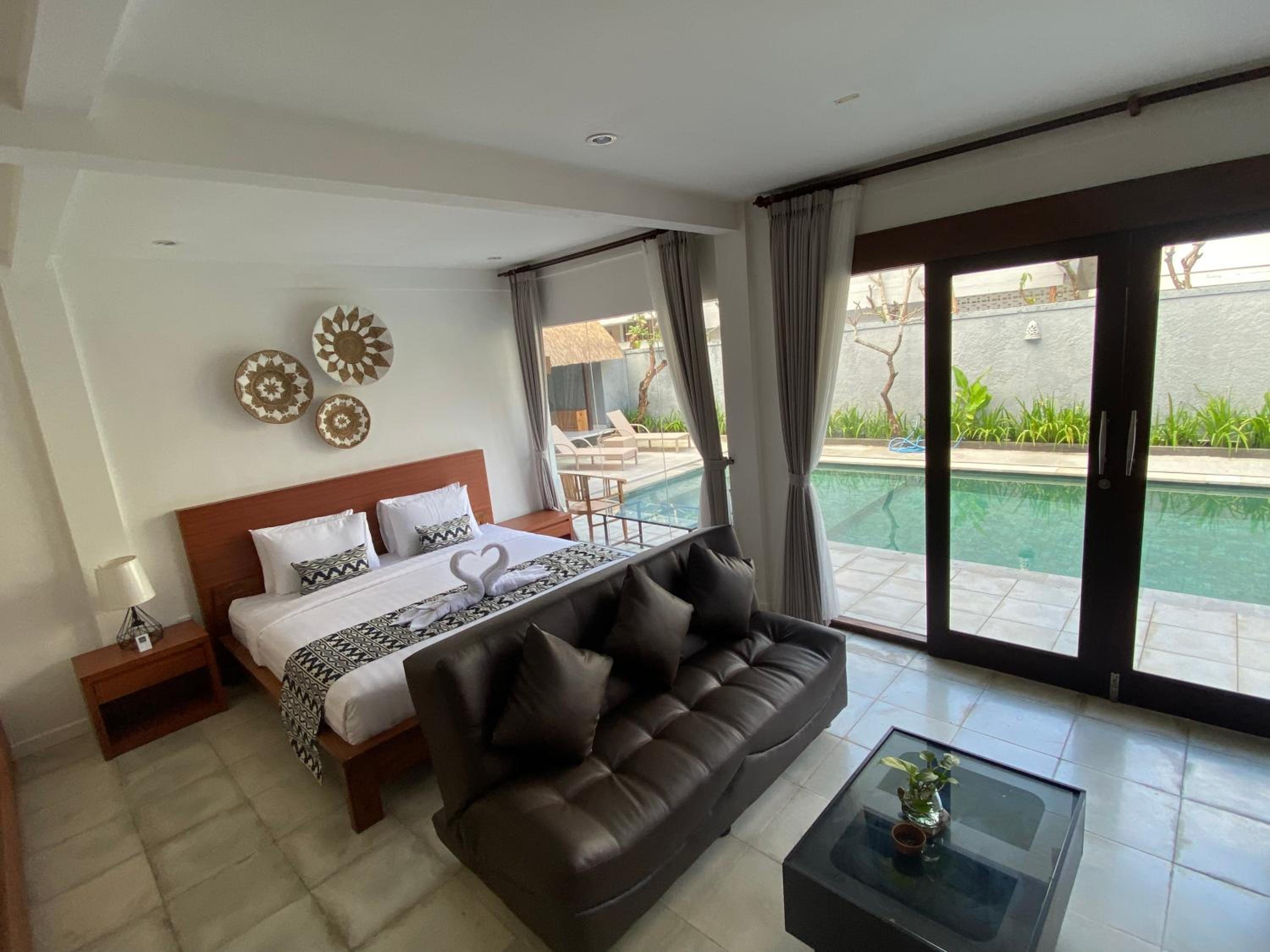 King Suite with Pool View
