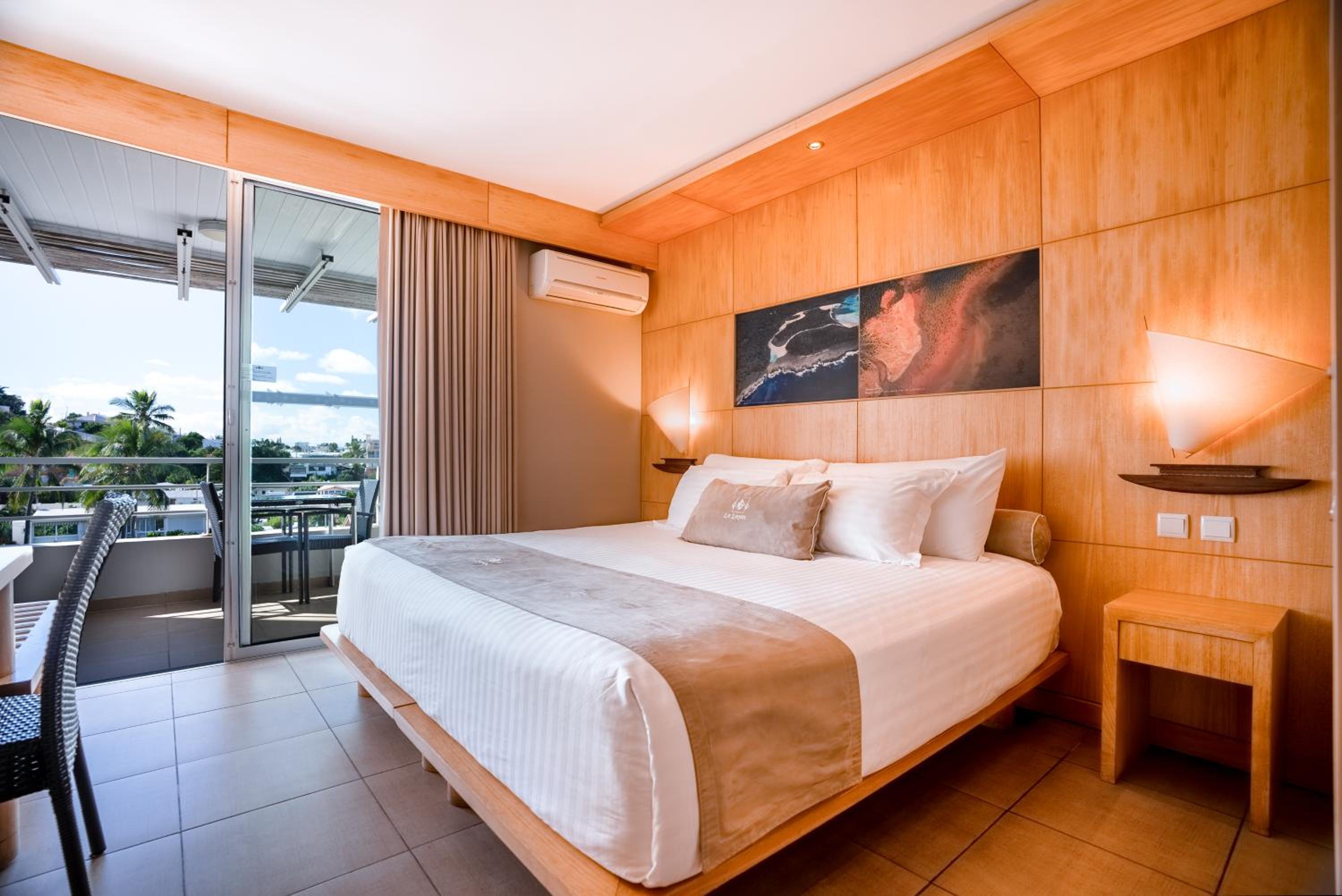 Studio with King Size Bed - Poolside