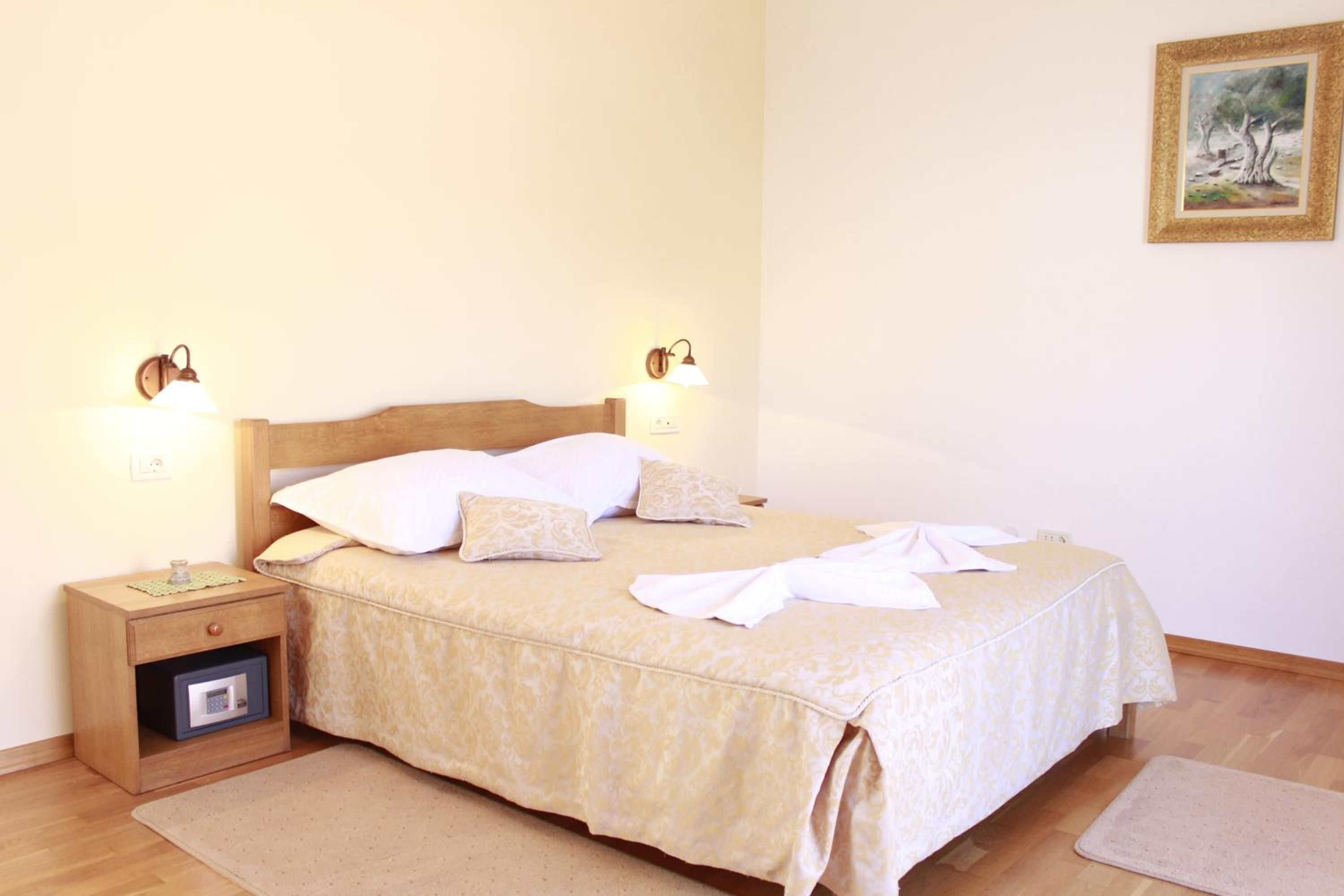 Classic Double Room with Balcony - Photo 7