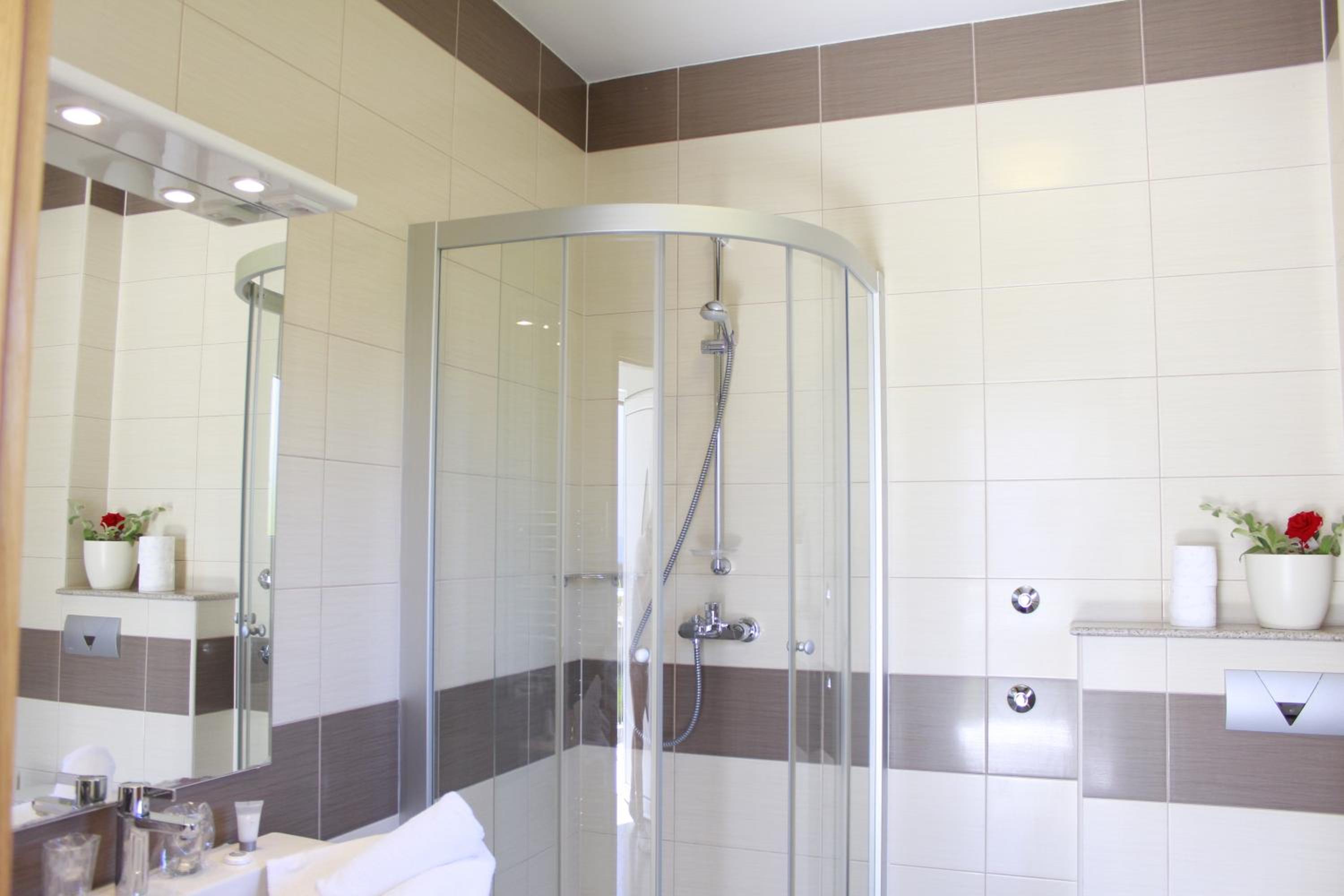 Classic Double Room with Balcony - Photo 10