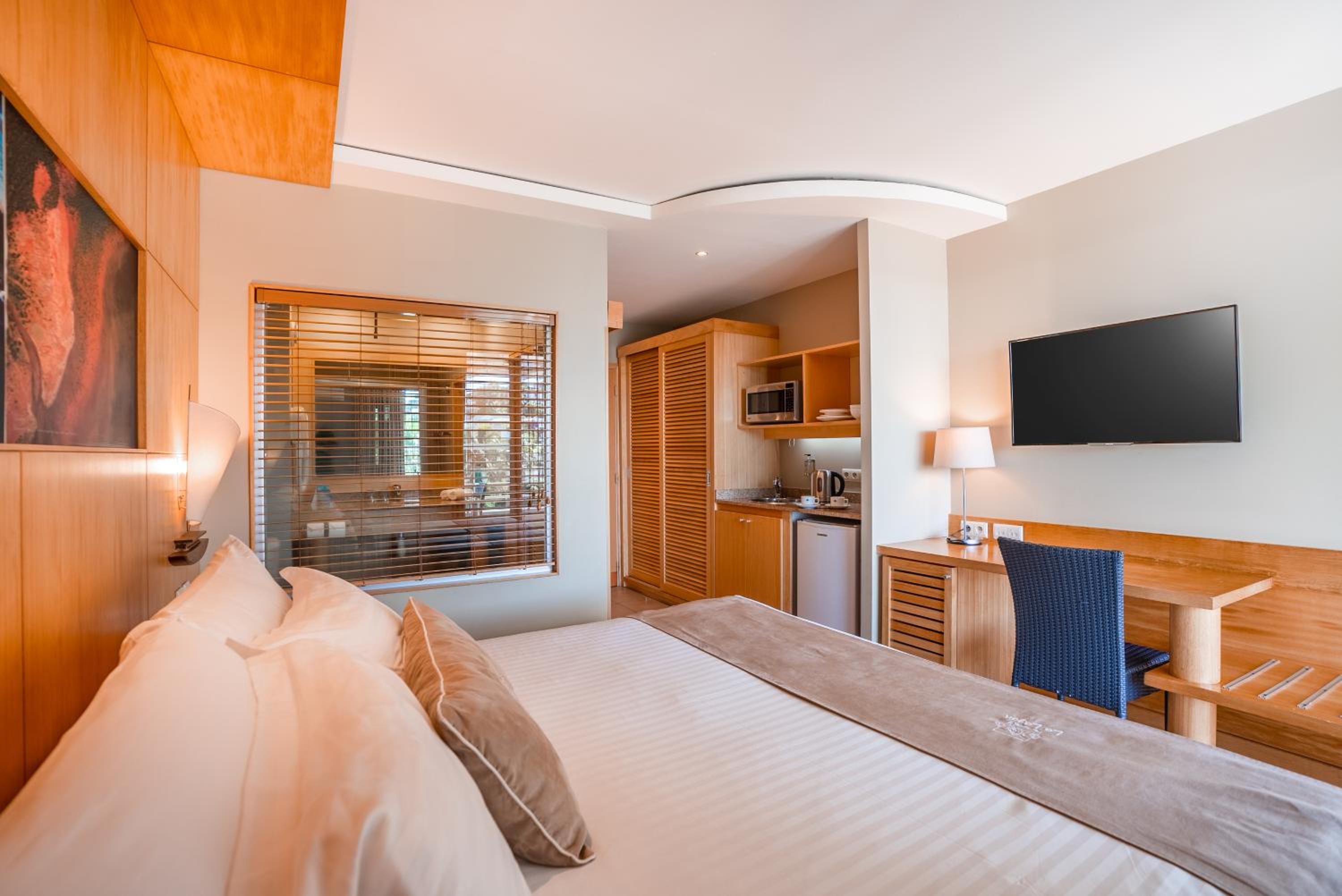 Studio with King Size Bed - Poolside photo 2