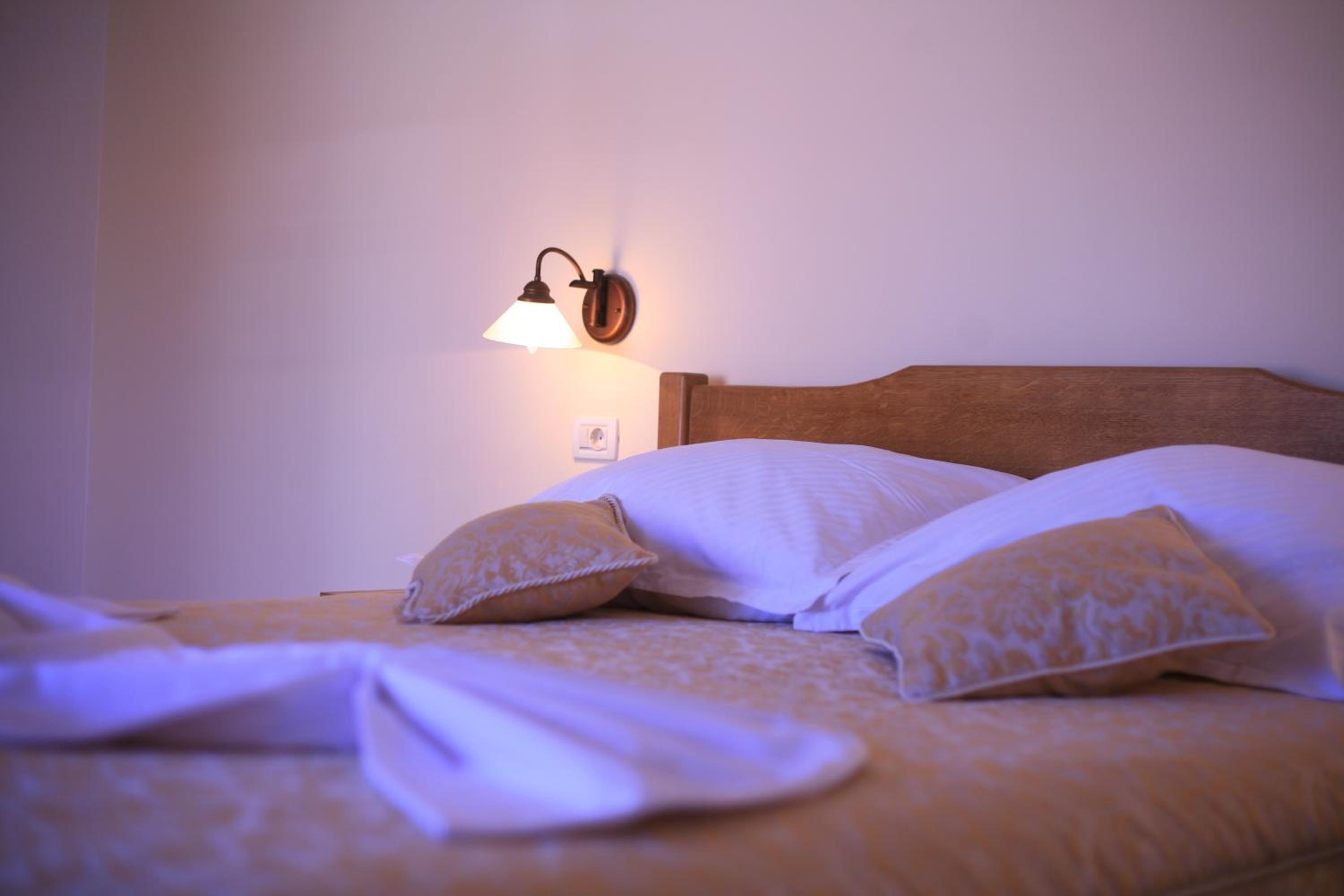 Classic Double Room with Balcony - Photo 8