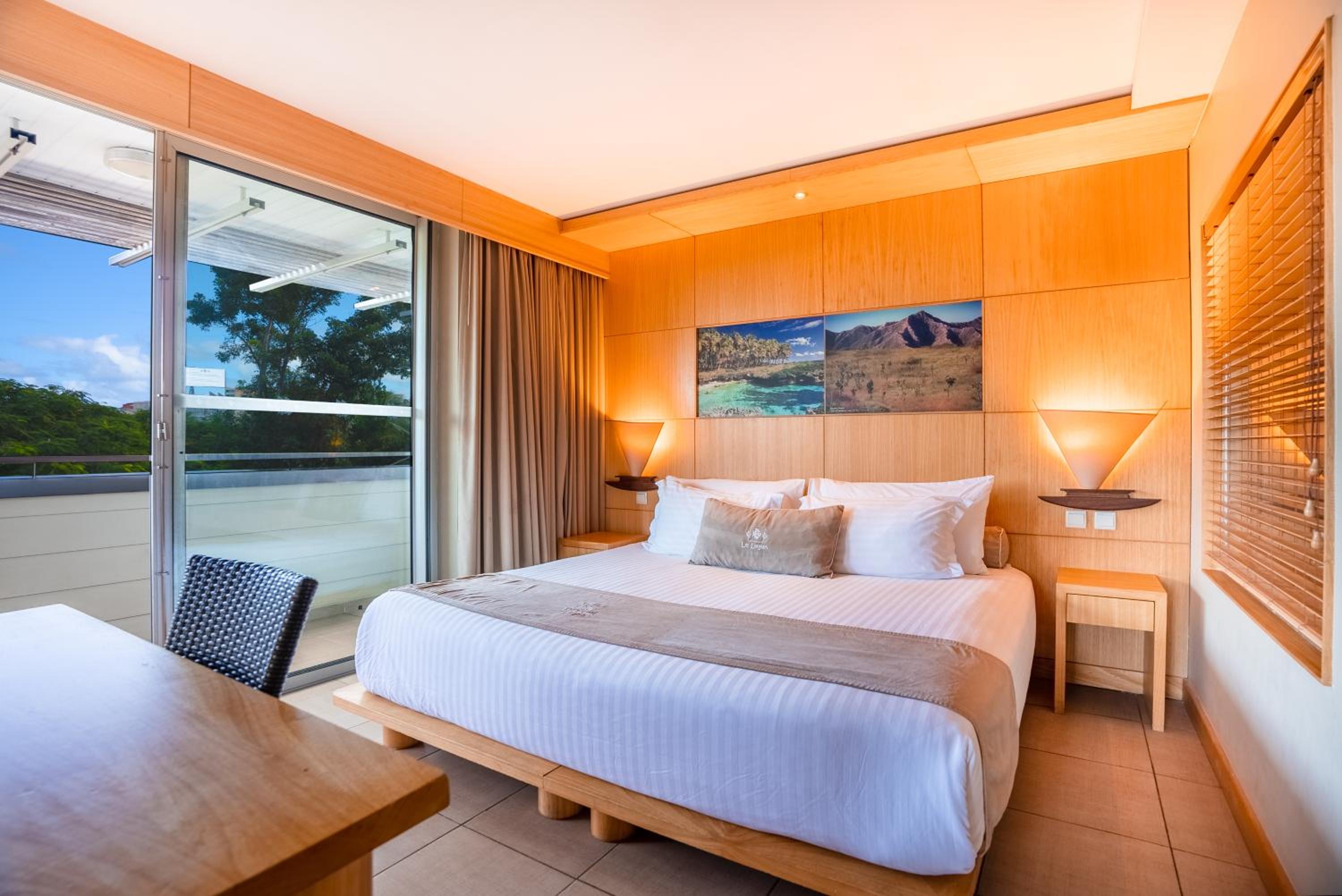 One-Bedroom Suite with Partial Sea View photo 1