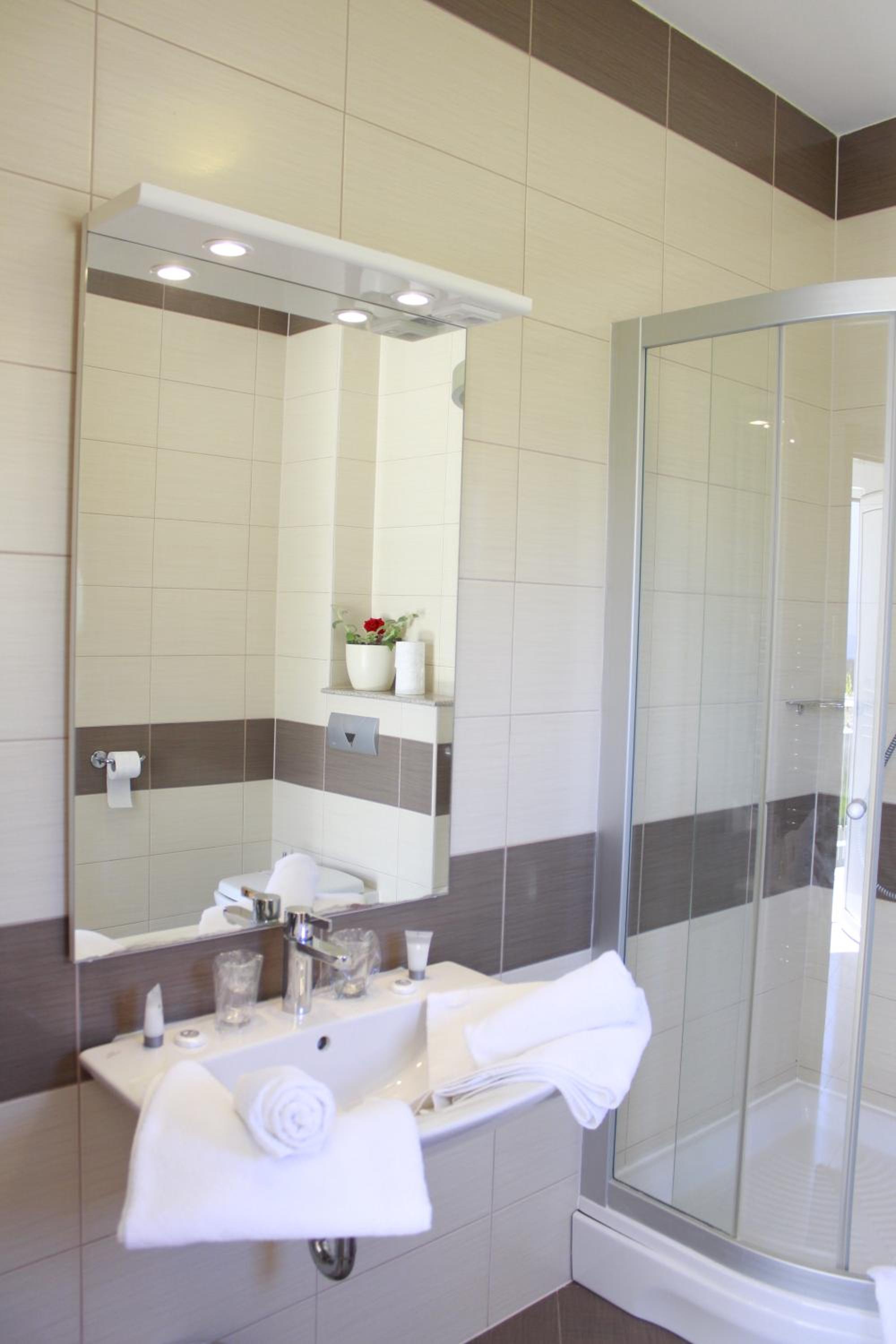 Classic Double Room with Balcony - Photo 13