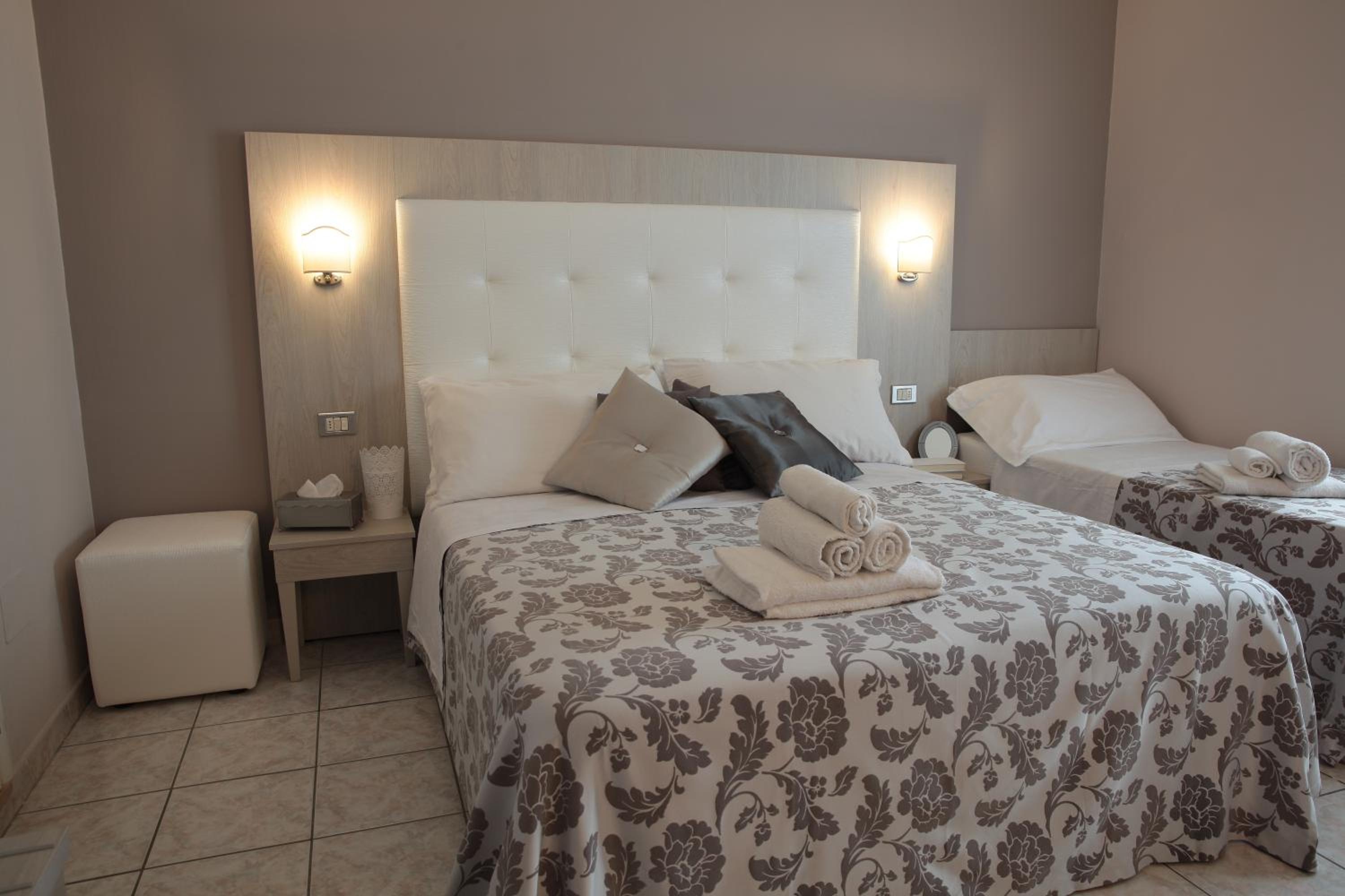 Economy Quadruple Room (2 Adults + 2 Children) photo 3