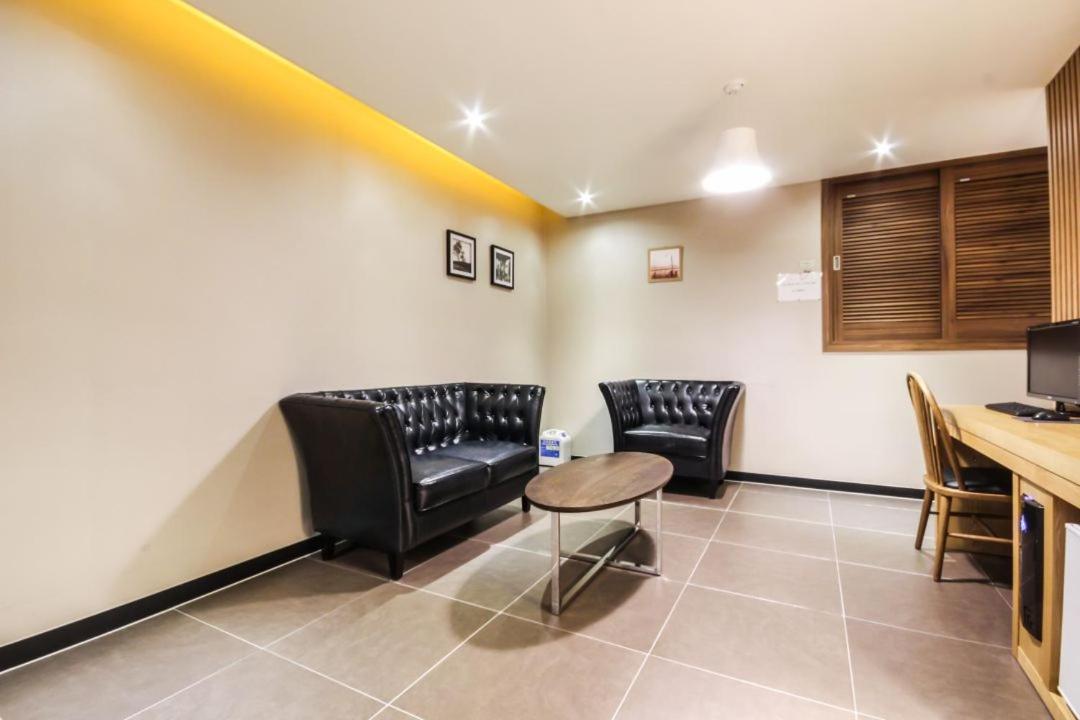 Deluxe Double Room with Two Double Beds - Photo 12