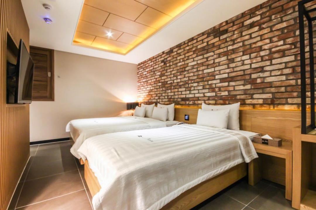 Deluxe Double Room with Two Double Beds - Photo 2