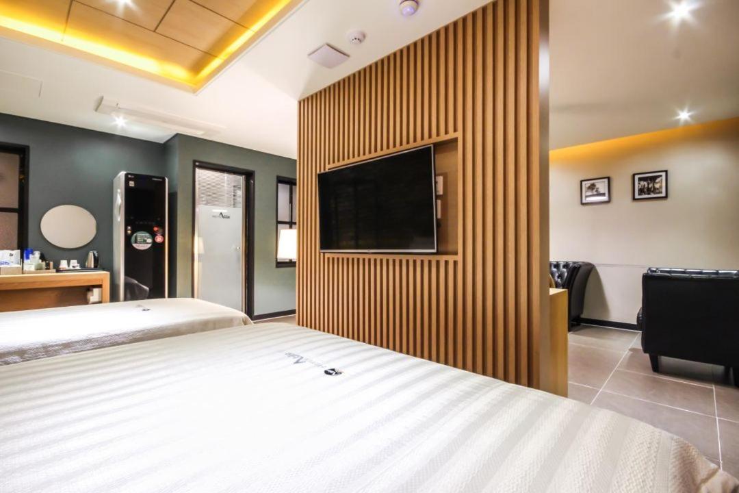 Deluxe Double Room with Two Double Beds - Photo 1