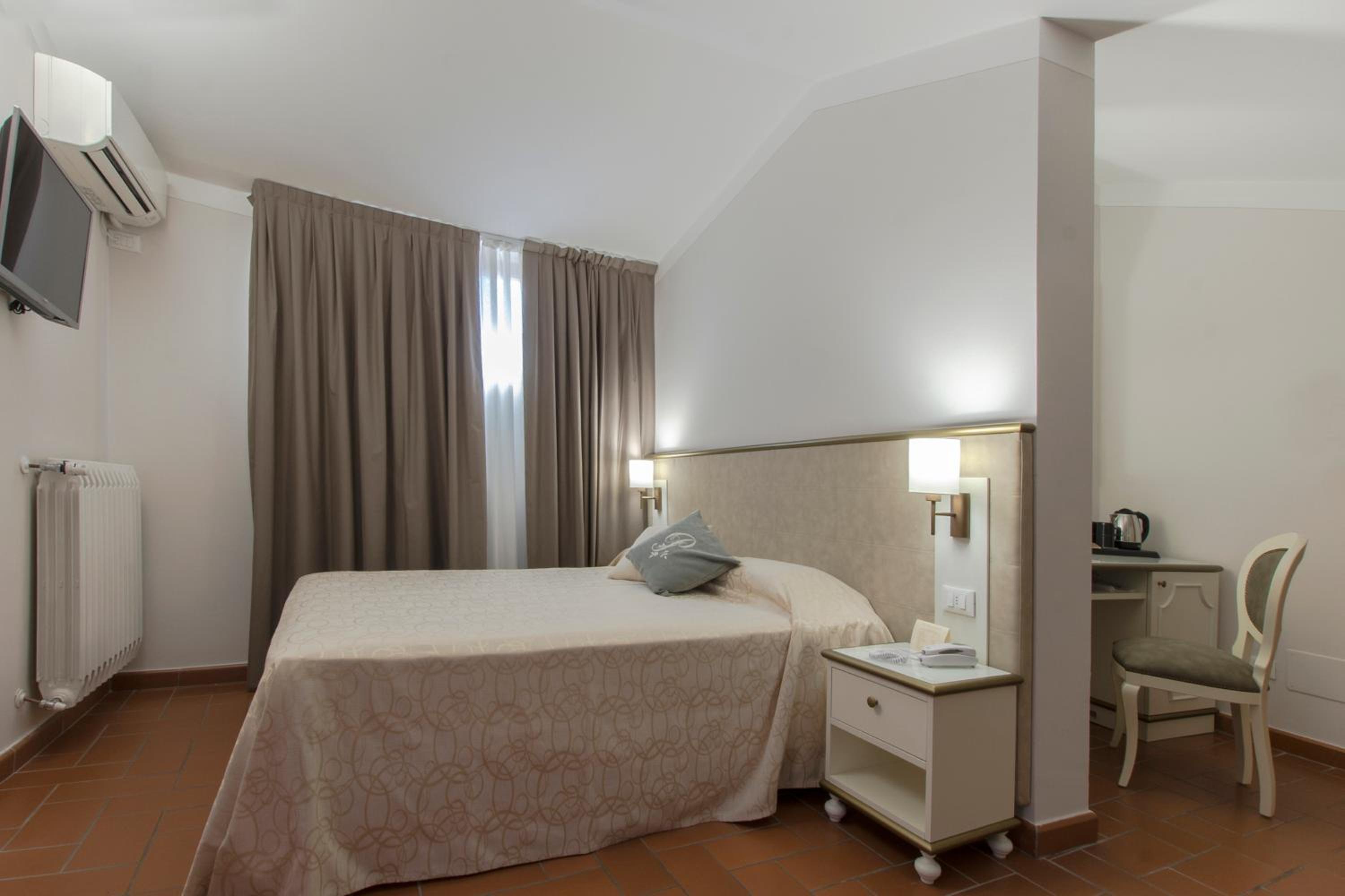 Superior Double or Twin Room - Photo 12
