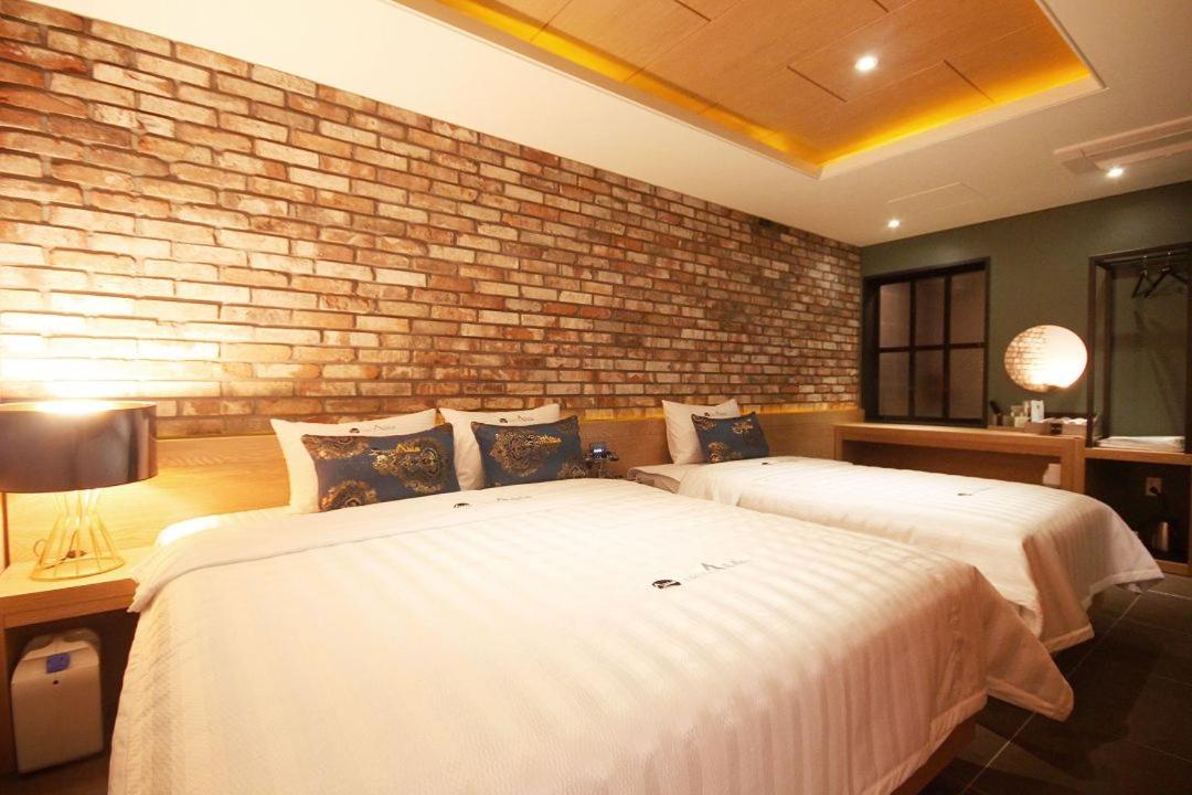Deluxe Double Room with Two Double Beds - Photo 8