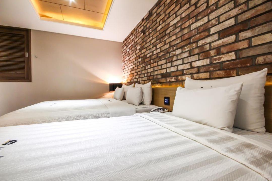 Deluxe Double Room with Two Double Beds - Photo 9