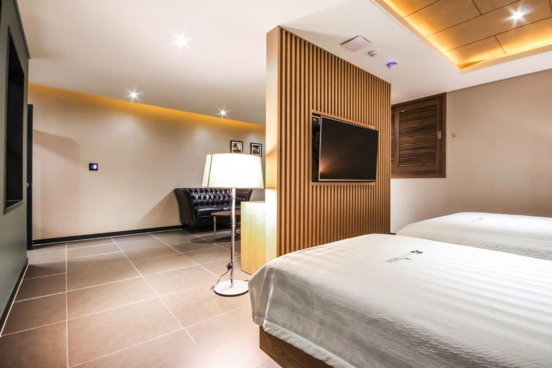 Deluxe Double Room with Two Double Beds - Photo 11