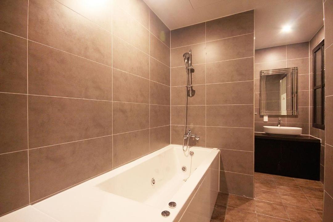 Deluxe Double Room with Two Double Beds - Photo 5