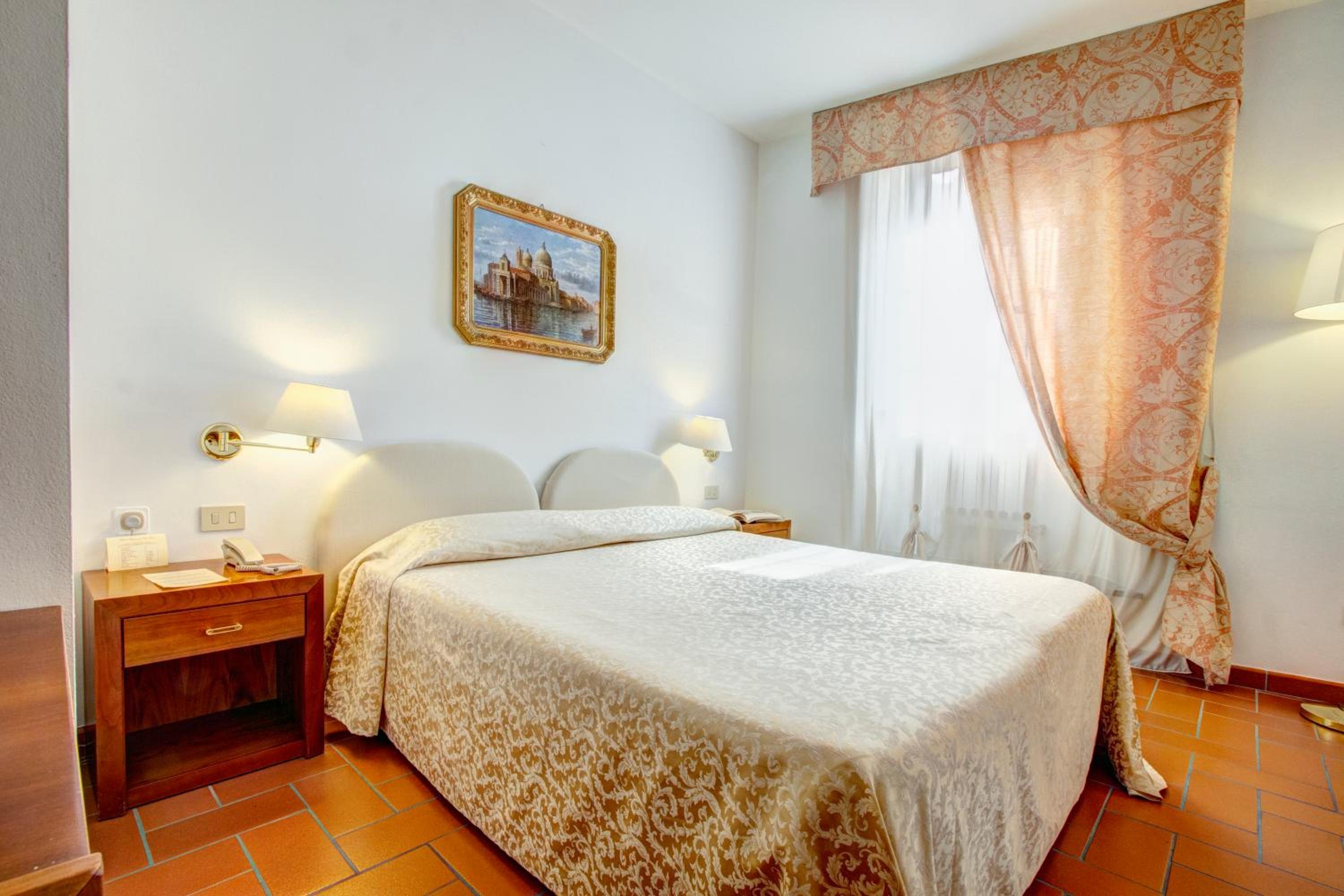 Double or Twin Room - Photo 5