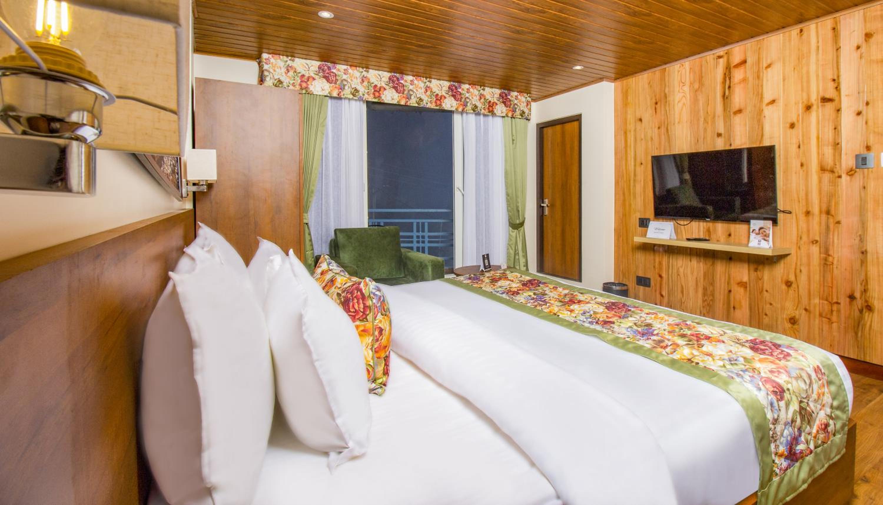Suite with Balcony - Photo 6