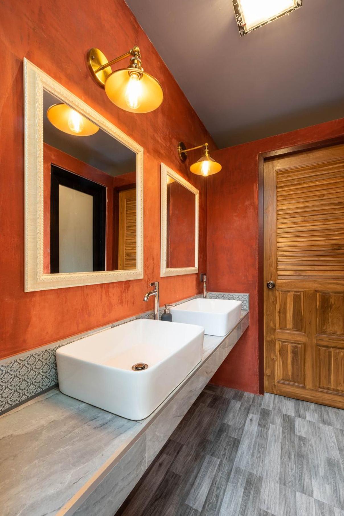 Family Room with Shared Bathroom photo 3