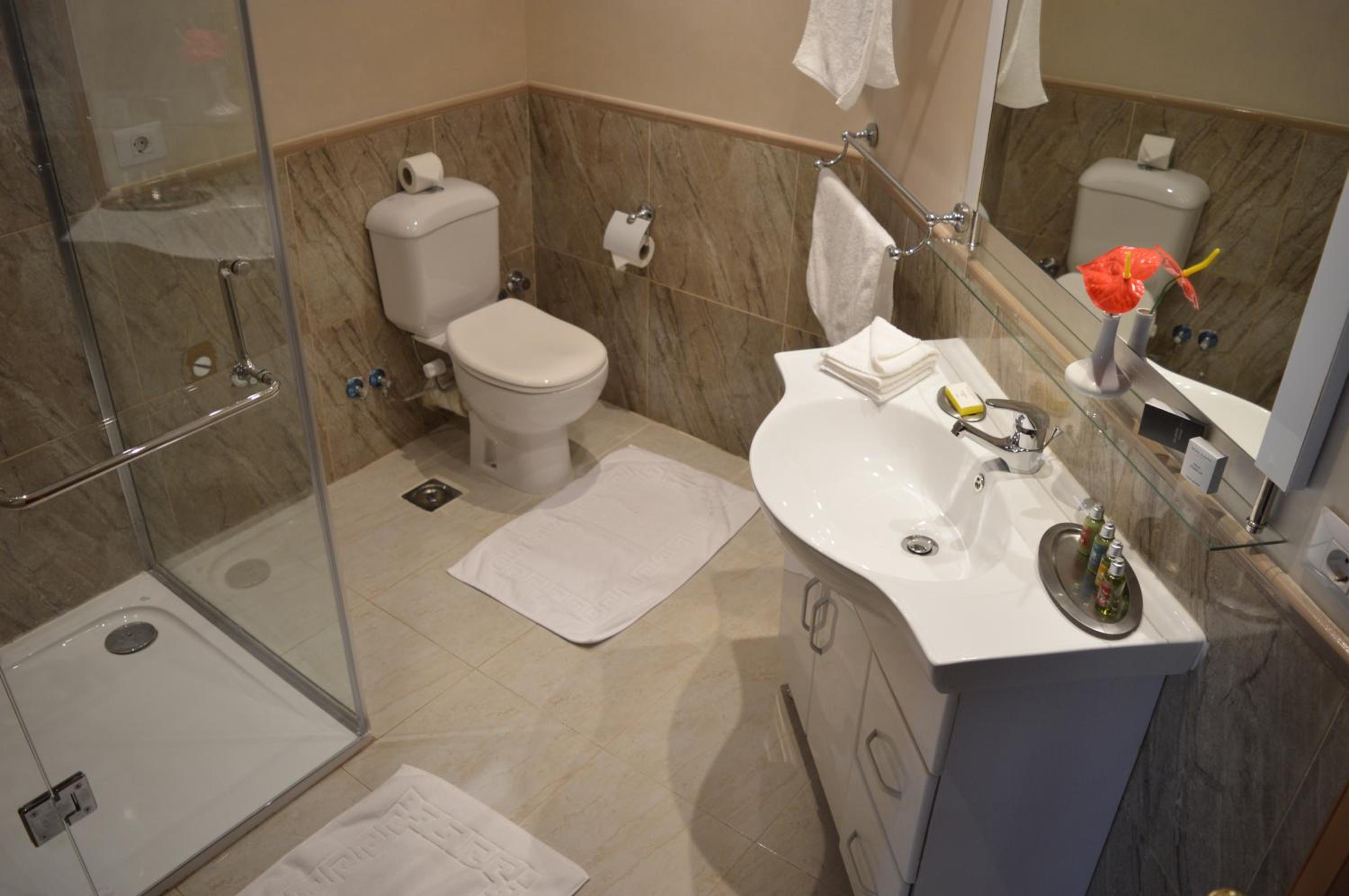 Deluxe Suite with Sea View - Photo 4