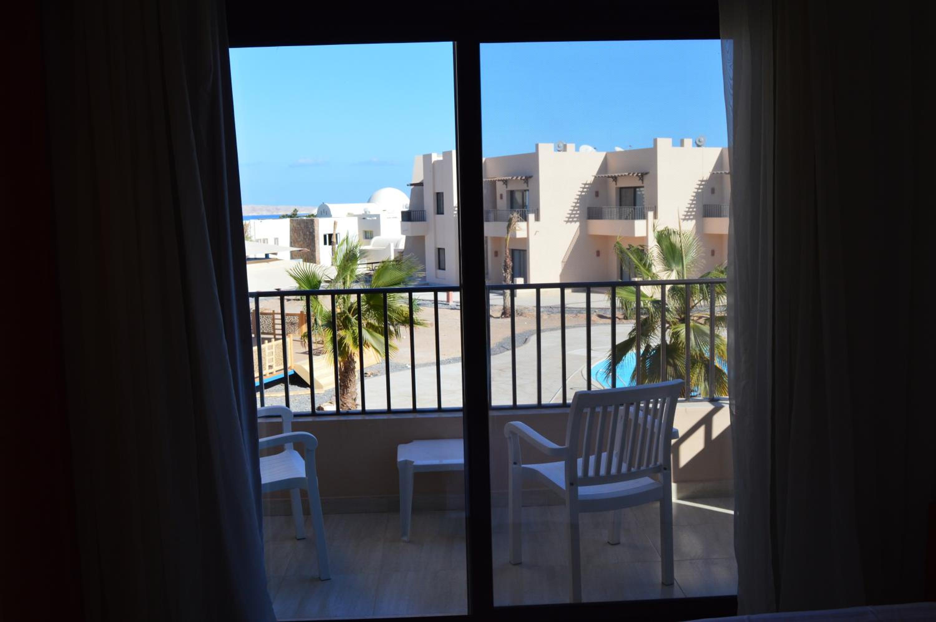 Suite with Pool View - Photo 4