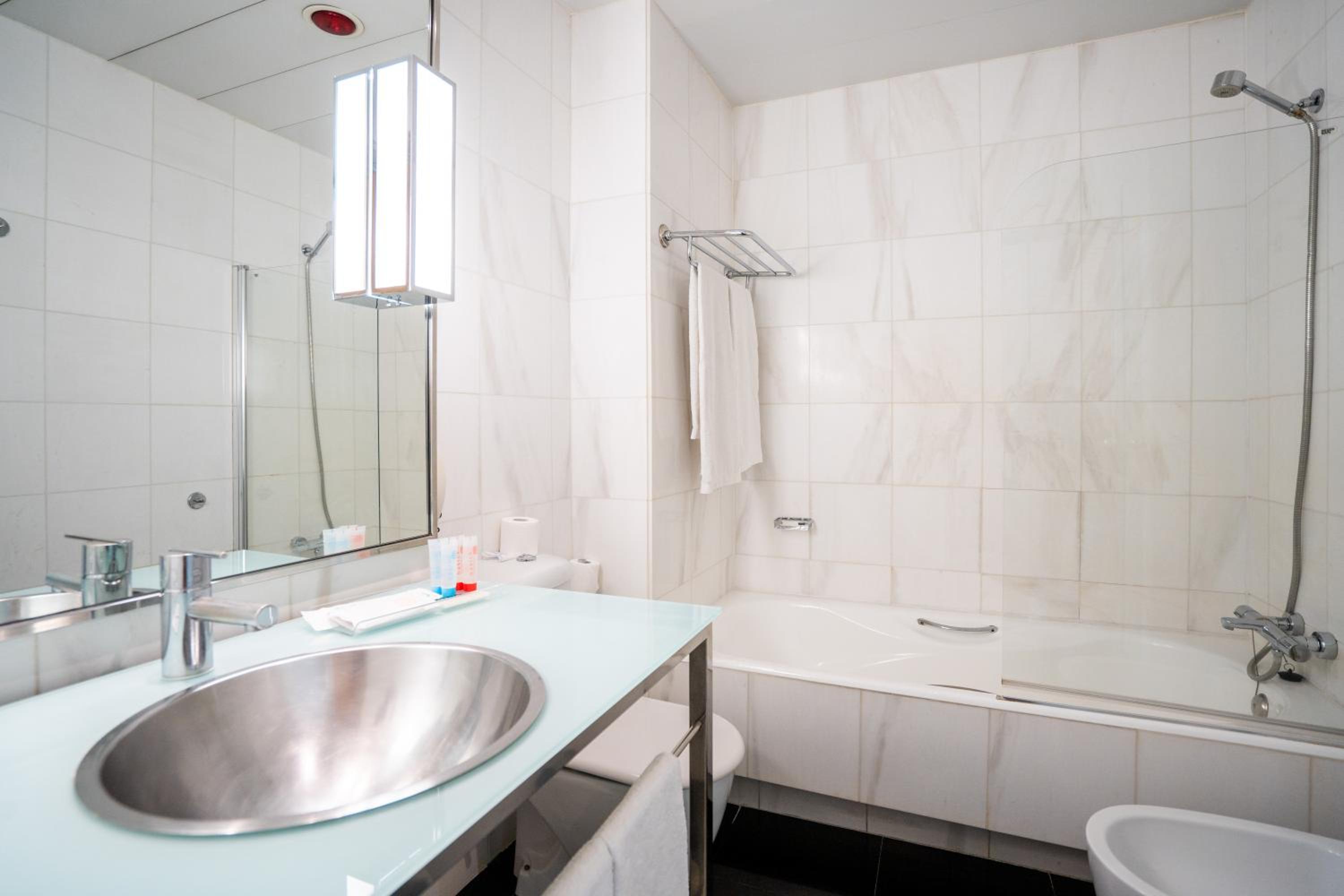 Quadruple Room with Bath - Photo 3