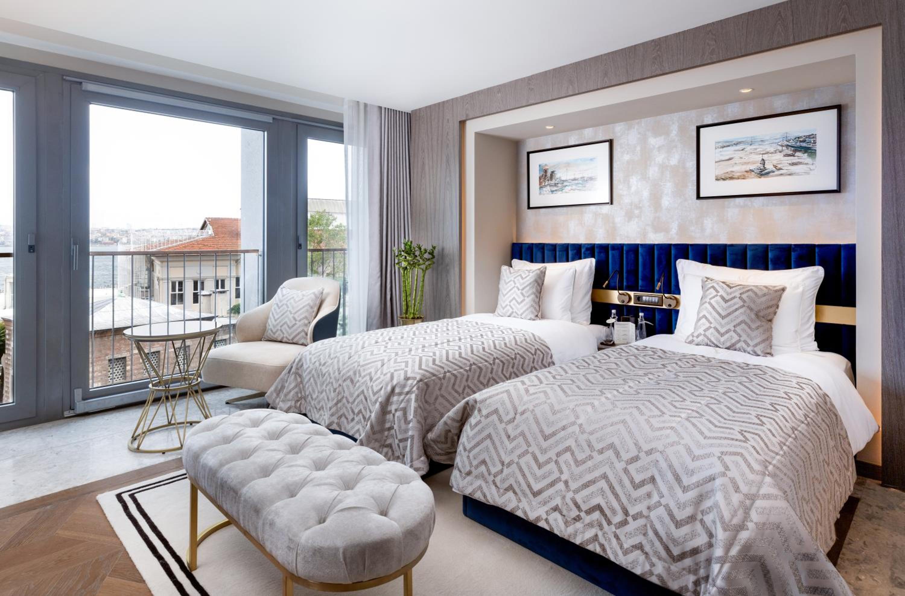 Deluxe Twin Room with City View photo 2