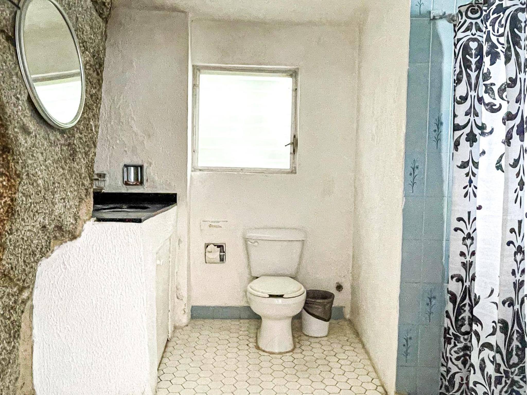 Five-Bedroom House photo 3