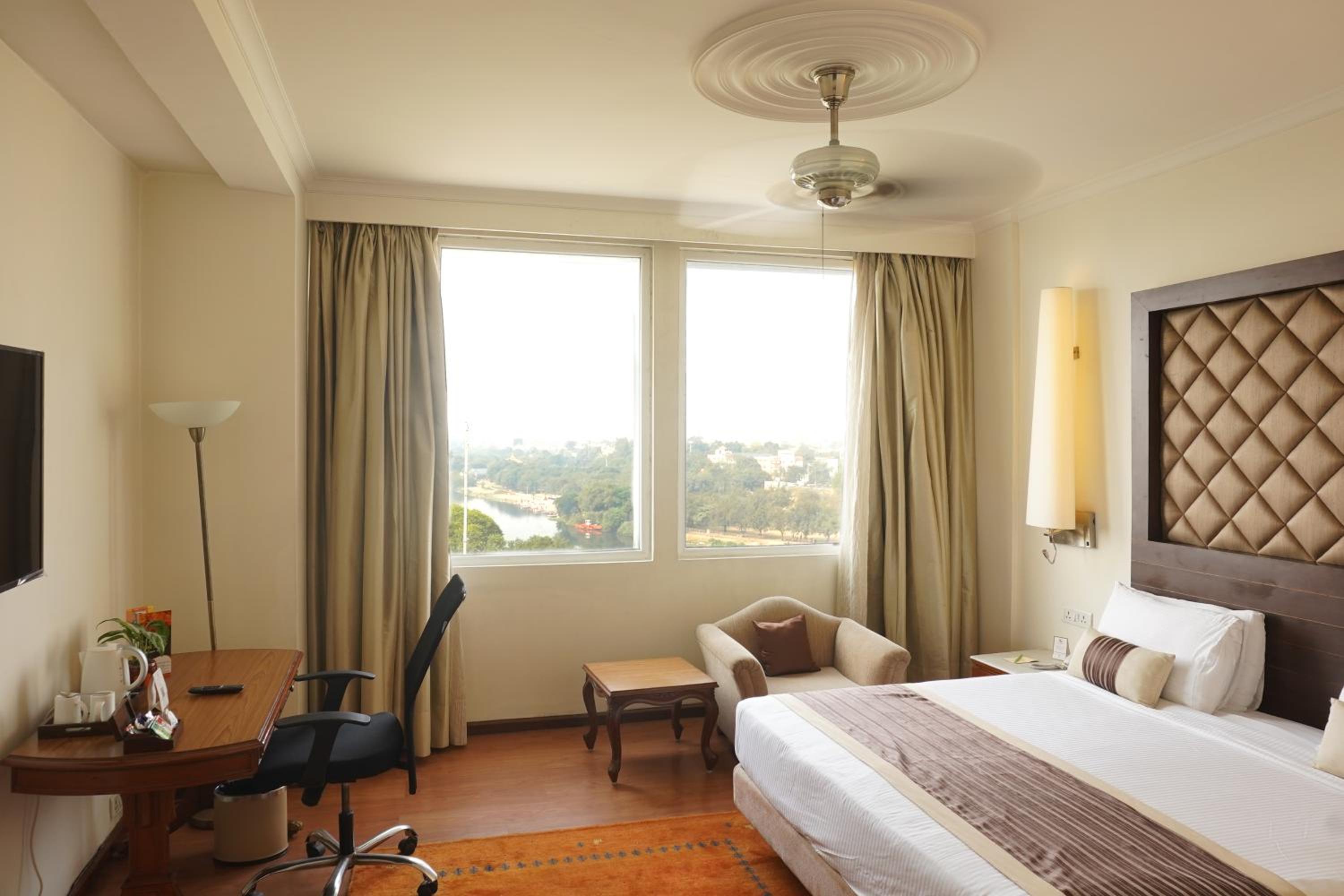 Premier Room Twin Bed River View photo 3