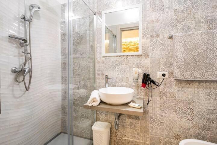 Deluxe Room - Photo 10